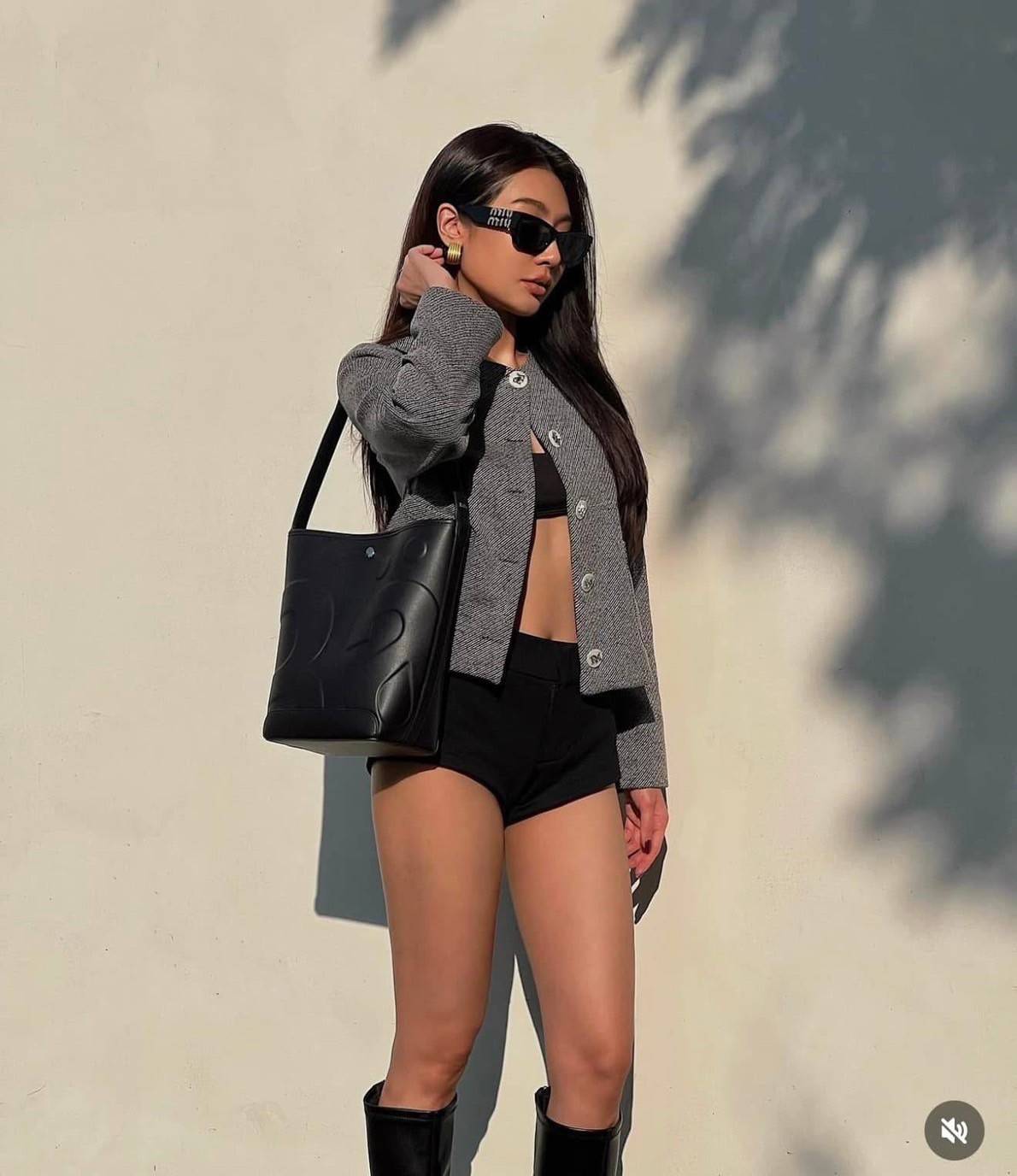 Rally The Bag Whisper กระเป๋าทรงบัคเก็ตงานหนังรุ่นใหม่ ฮอทติดลมบน มาแรงสะพายกันทั่วบ้านทั่วเมือง สายแบกสายขนห้ามพลาดจุของได้เยอะ รุ่นหนังผิวสัมผัสนิ่มมือ ทนทานและจุสิ่งของได้ครบครัน