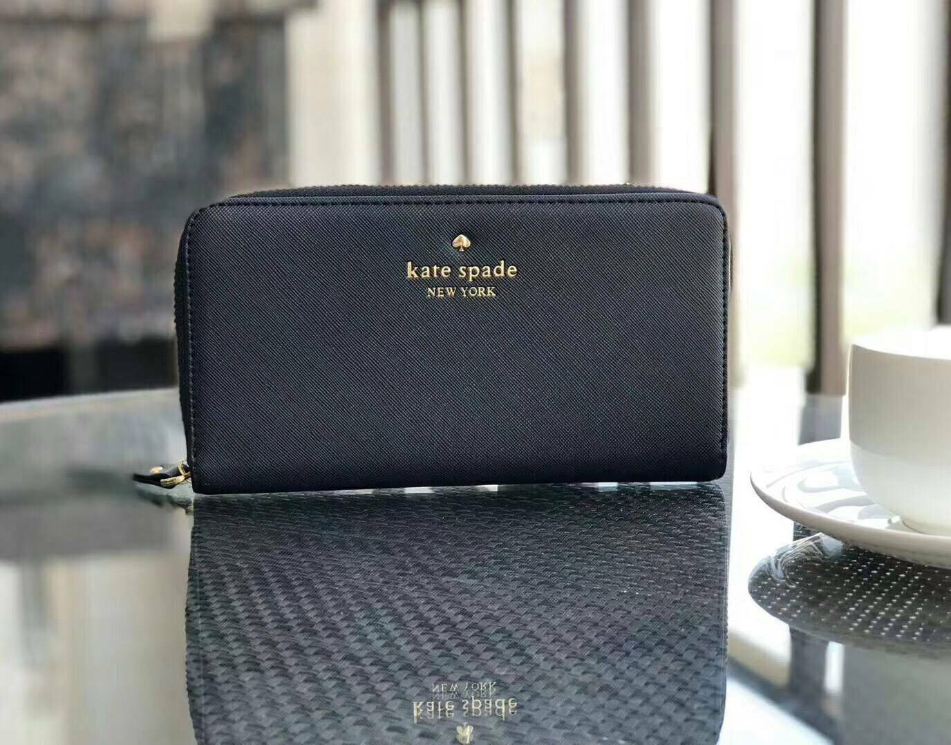 KATE SPADE LONG WALLET กระเป๋าสตางค์ใบยาวรุ่นใหม่ล่าสุดหนัง Saffiano สไตล์ PRADA สวยน่าใช้ ภายในมีช่องซิป1ช่อง และช่องใส่บัตรหลายช่อง ใส่เหรียญ บัตรได้เยอะ ตัวจริงสวยน่าใช้มากค่ะ