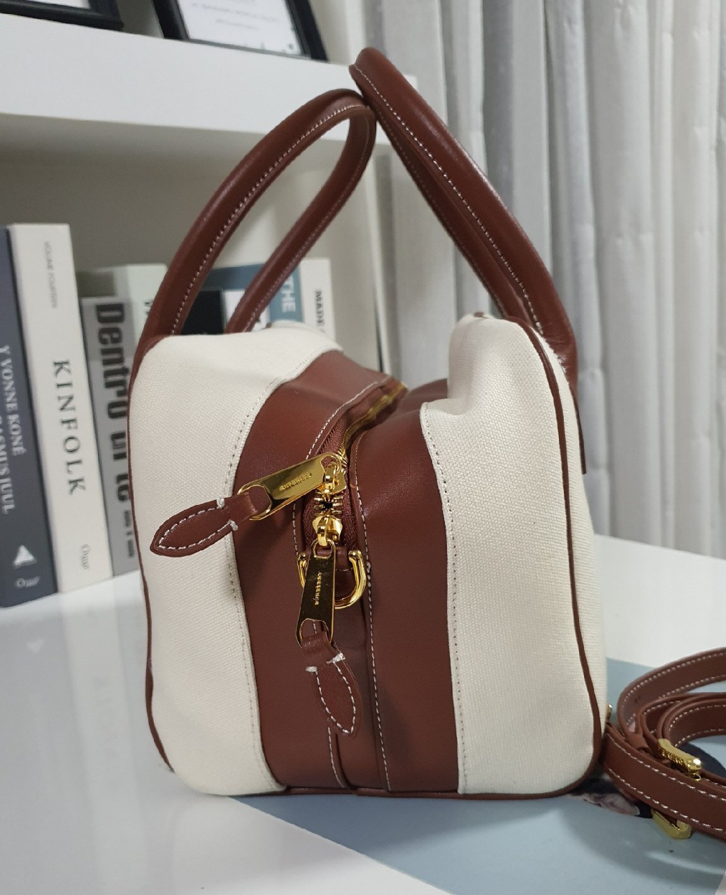 พรีเมี่ยมกิ๊ฟแท้ 100% 】BURBERRY PILLOW PRINT CANVAS BAG VIP GIFT WITH PURCHASE (GWP) กระเป๋าสะพายถือ พรีเมี่ยมกิ๊ฟ Limited Edition จากBURBERRY วัสดุผ้า CANVAS ตัดสลับหนังวัวแท้สีน้ำตาลเข้ม ทรงยอดฮิต ด้านในปิดปิดด้วยซิปอะไหล่ทอง