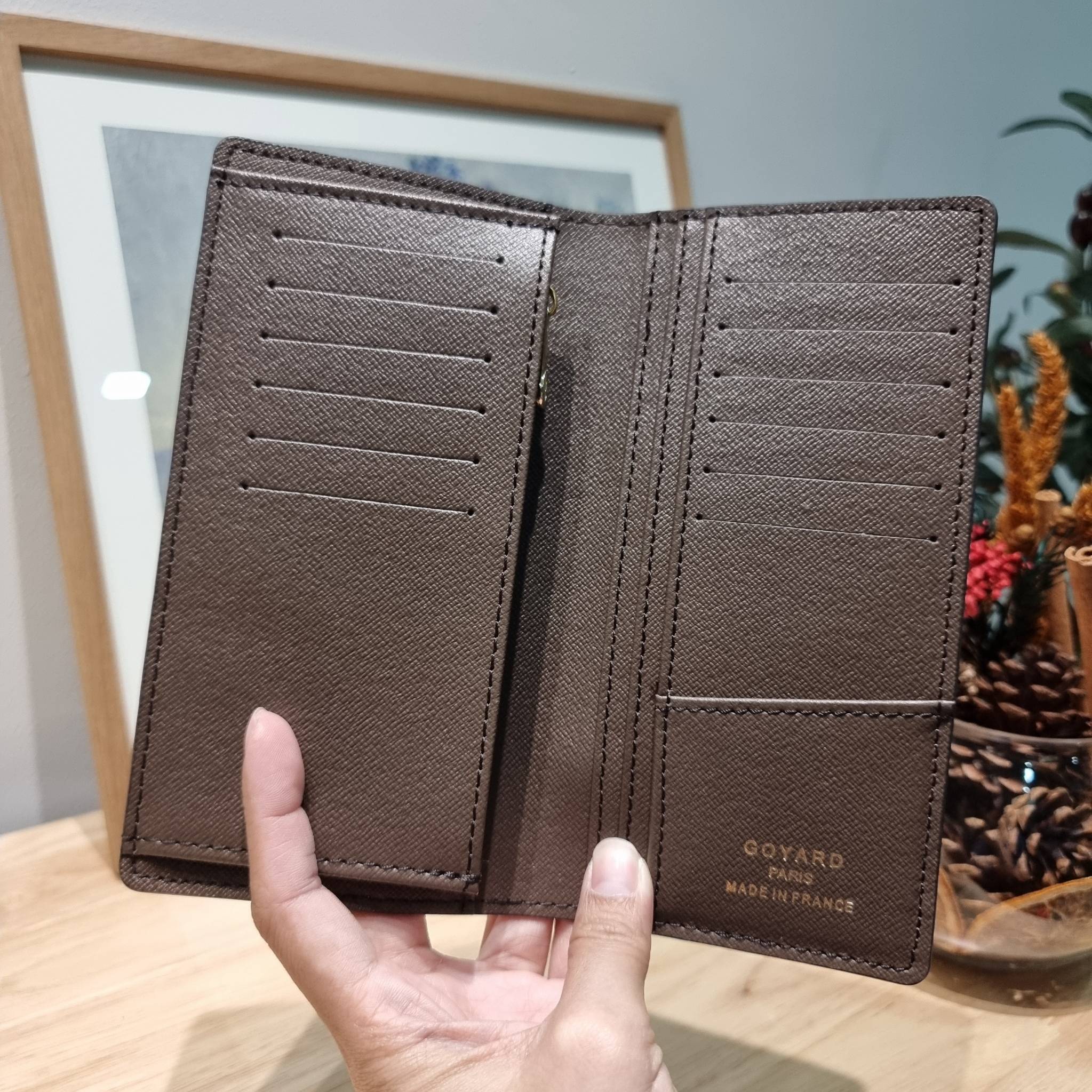 Goyard Bi Fold Long Wallet / GOYARD FLAP WALLET / Goyard Long Wallet กระเป๋าสตางค์ใบยาว รุ่น unisex ที่ใช้ได้ทั้งหนุ่มๆและสาวๆ ไอเท็มนี้ตอบโจทย์สำหรับคนที่ชอบเก็บบัตรเยอะๆ