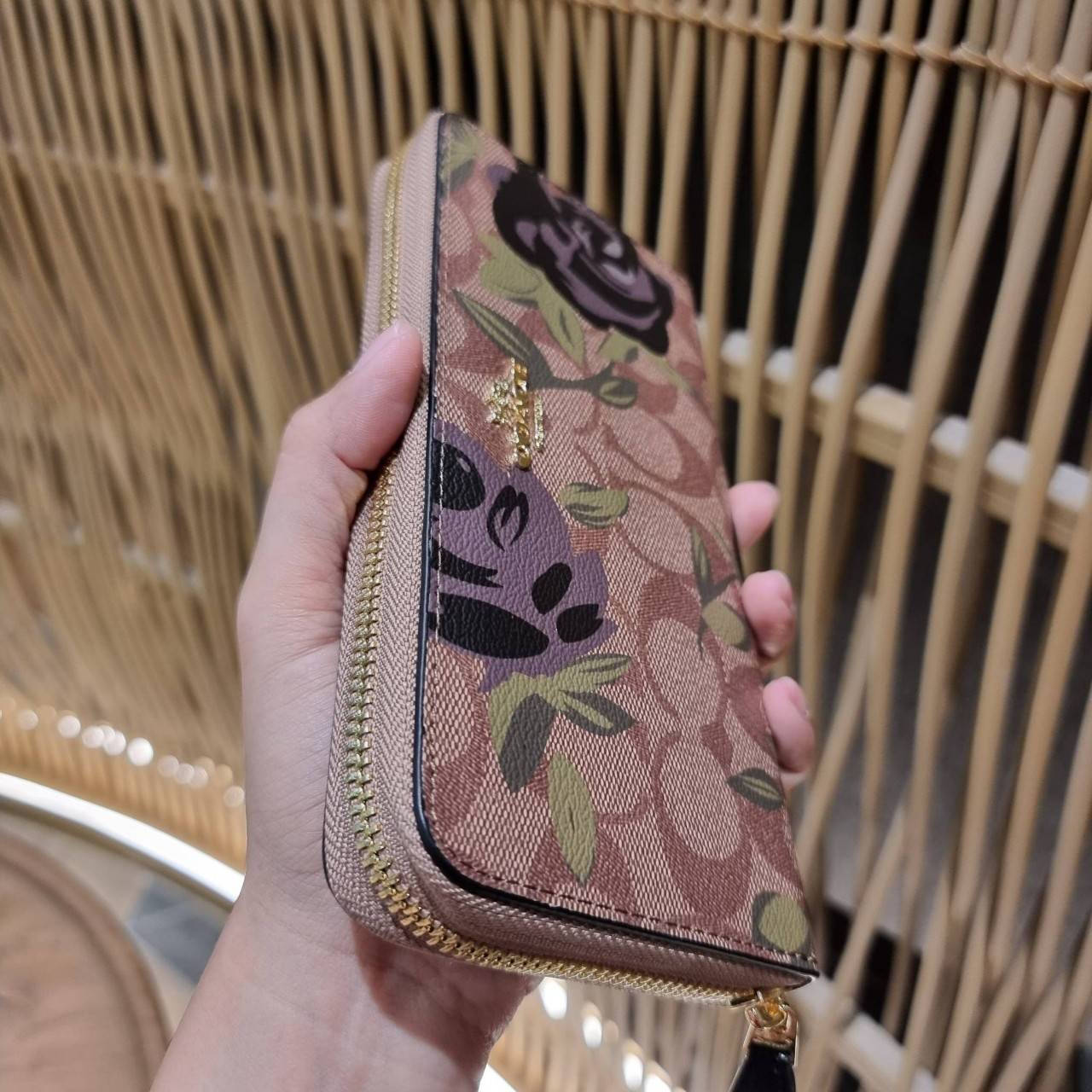 COACH ACCORDION ZIP WALLET IN SIGNATURE CANVAS WITH PRAIRIE ROSE / JUMBO FLORAL / CAMO ROSE FLORAL / MEDLEY BOUQUET PRINT ((F31572/F39189/F26290/F2859)) สวยคลาสสิคไม่มีใครเกิน!! กระเป๋าสตางค์ใบยาว ลวดลายสวย สีสันโดดเด่น วัสดุหนังแคนวาสเคลือบ เปิด-ปิดด้วยซ