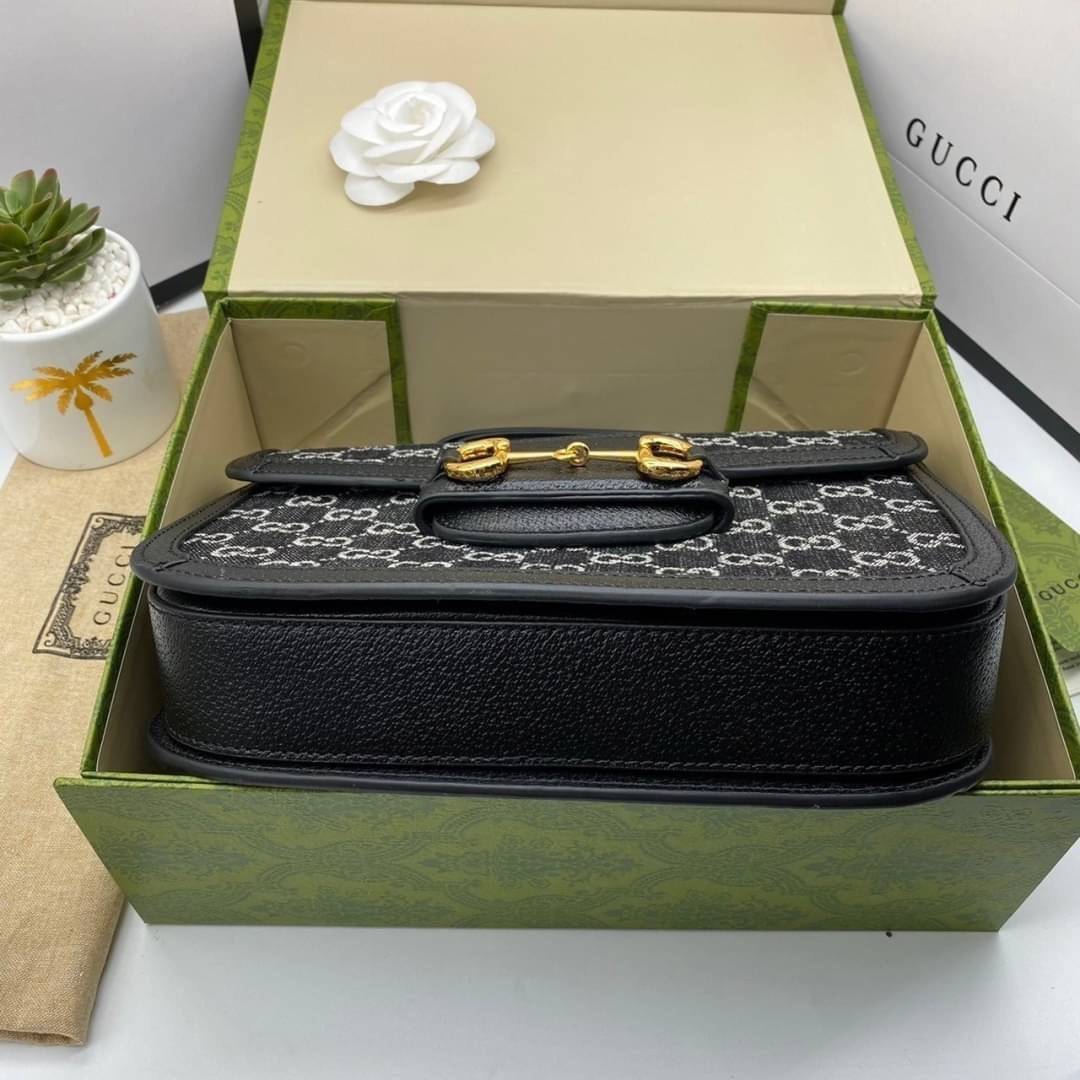 หนังแท้ Gucci Horsebit 1955 shoulder bag Black and ivory GG denim jacquard สีดำเดนิมสวยมากกกก มีมาน้อยนะคะ ที่สุดของรุ่นที่ฮอตหนักมาก คอลเลคชั่นที่ยอดขายดีตั้งแต่วันแรกที่ลง shop ด้วยรูปทรงที่กะทัดรัด ตอบโจทย์ได้ทุกลุค ทุกไลฟ์สไตล์ ใช้งานได้ง่ายคล่องตัว เ