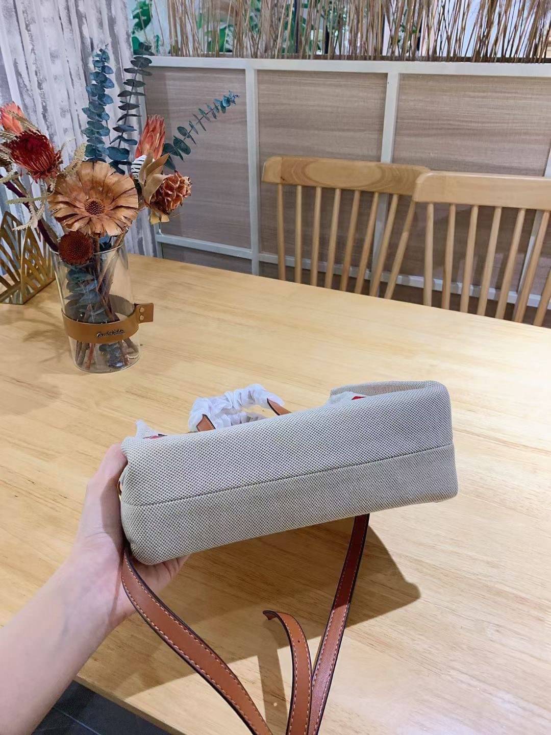 Medium : CHLOÉ Woody large leather-trimmed cotton-canvas tote corita kent tote 14” canvas Corita Kent large tote in embroidered artwork & shiny calfskin