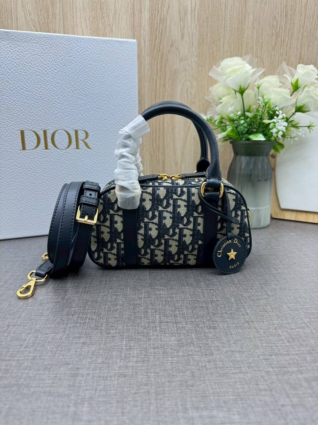 ORI หนังแท้ | DIOR D-Vibe East-West Nano Bag กระเป๋าทรงหมอนไซส์มินิน่ารัก ดีไซน์โบว์ลิ่งรูปทรงทันสมัยใช้งานง่ายจุของสำคัญได้ครบ สวยสง่างามเป็นเอกลักษณ์