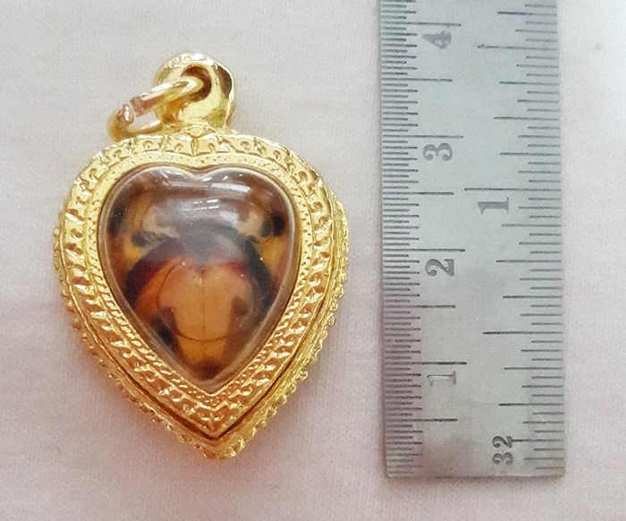 สินค้าจองค่ะ สาริกาลิ้นทองในน้ำมัน กรอบตลับทองไมครอนฝังพลอยแดงขาวพร้อมใบคาถาค่ะ