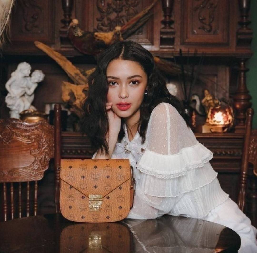 ORI | M.C.M Patricia Shoulder Bag In Visetos กระเป๋าสะพายดีไซน์มีสไตล์ ดูดีมีสเน่ห์ด้วยทรงกระเป๋าที่โค้งรับฐาน ให้ความรู้สึกนุ่มนวล แมทช์ได้กับทุกลุค