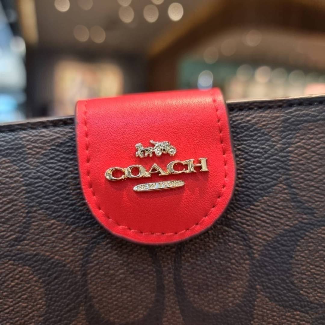 COACH C0082 MEDIUM CORNER ZIP WALLET IN SIGNATURE CANVAS ดีไซน์ใหม่ล่าสุด!! กระเป๋าสตางค์ใบกลาง 👛 ขนาดกำลังเหมาะมือ วัสดุหนังแคนวาสเคลือบลาย ดูแลรักษาง่าย มีช่องใส่บัตรและธนบัตรครบ และช่องซิปแยกไว้ใส่เหรียญ ครบเซ็ทแบบนี้เหมาะส่งต่อเป็นของขวัญที่สุ