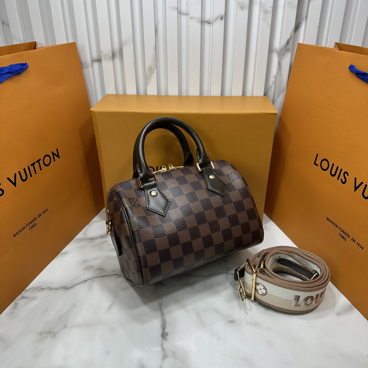 ORI หนังแท้ | LV Speedy 20 Bandoulière Damier Ebene กระเป๋าทรงหมอนสปีดี้แคนวาสคลาสสิกไซส์เล็ก พร้อมสายสะพายผ้าสปอร์ต รุ่นท็อปฮิตในตำนาน สวยงามตลอดกาล แต่งขอบหนังสีน้ำตาล Chocolate ไลฟ์สไตล์แอคทีฟคล่องตัว