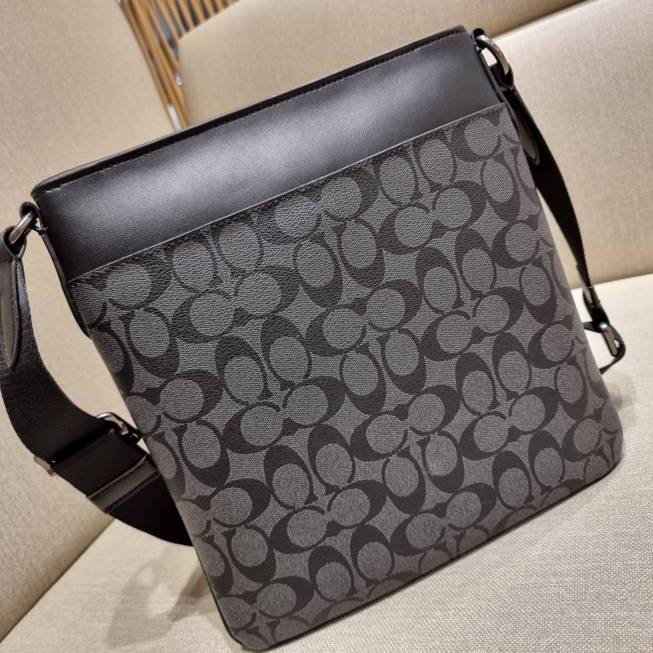 COACH F26068 CHARLES CROSSBODY IN SIGNATURE CANVAS WITH VARSITY STRIPE อีกหนึ่งรุ่นสุดฮิตเอาใจหนุ่มๆ กับดีไซน์แถบสีโดดเด่น กระเป๋าสะพายข้างทรงคลาสสิค ขายดี ไอเท็มทีเด็ด วัสดุหนังแคนวาสเคลือบลายสลับหนังแท้ เปิด-ปิดด้วยซิป และมีช่องแยกแบ่งสัดส่วนด้านหน้ากระ