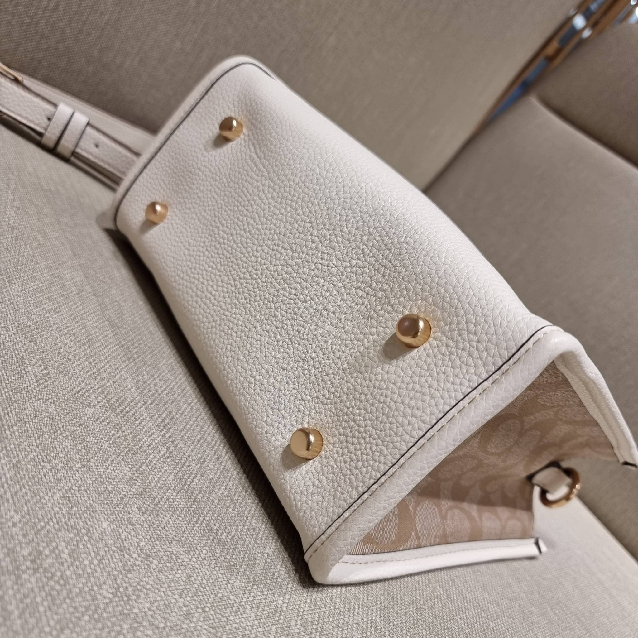 COACH C7001 DEMPSEY TOTE 22 IN SIGNATURE CANVAS WITH TIGER 🐯🐯 คอลเลคชั่นฉลองปีเสือต้องมาจ้า กับรุ่นคลาสสิค กระเป๋าทรงโท้ท ขนาดน่ารักน่าใช้มากๆ ดีไซน์น้องเสือจิ้มลิ้มดึงดูดสายตามากๆ ฟังก์ชั่นการใช้งานสะดวก มีทั้งสายคล้องในตัว และสายครอสบอดี