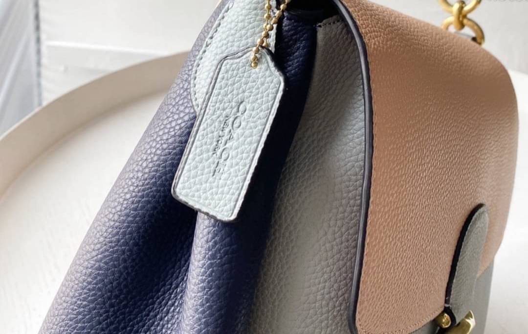 COACH Coated Canvas Signature May Shoulder Bag สวยที่สุดในระดับที่ใครๆก็ต้องเหลียวมอง!! คอลเลคชั่นใหม่ล่าสุด จัดไปสวยก่อนใครได้เลย กับกระเป๋าสะพายไหล่/ข้าง ดีไซน์สุดหรู ในราคาสุดคุ้ม วัสดุหนังแคนวาสสลับหนัง pepble นุ่ม เปิด-ปิดกระเป๋าด้วยกระดุมแม่เหล็ก มี