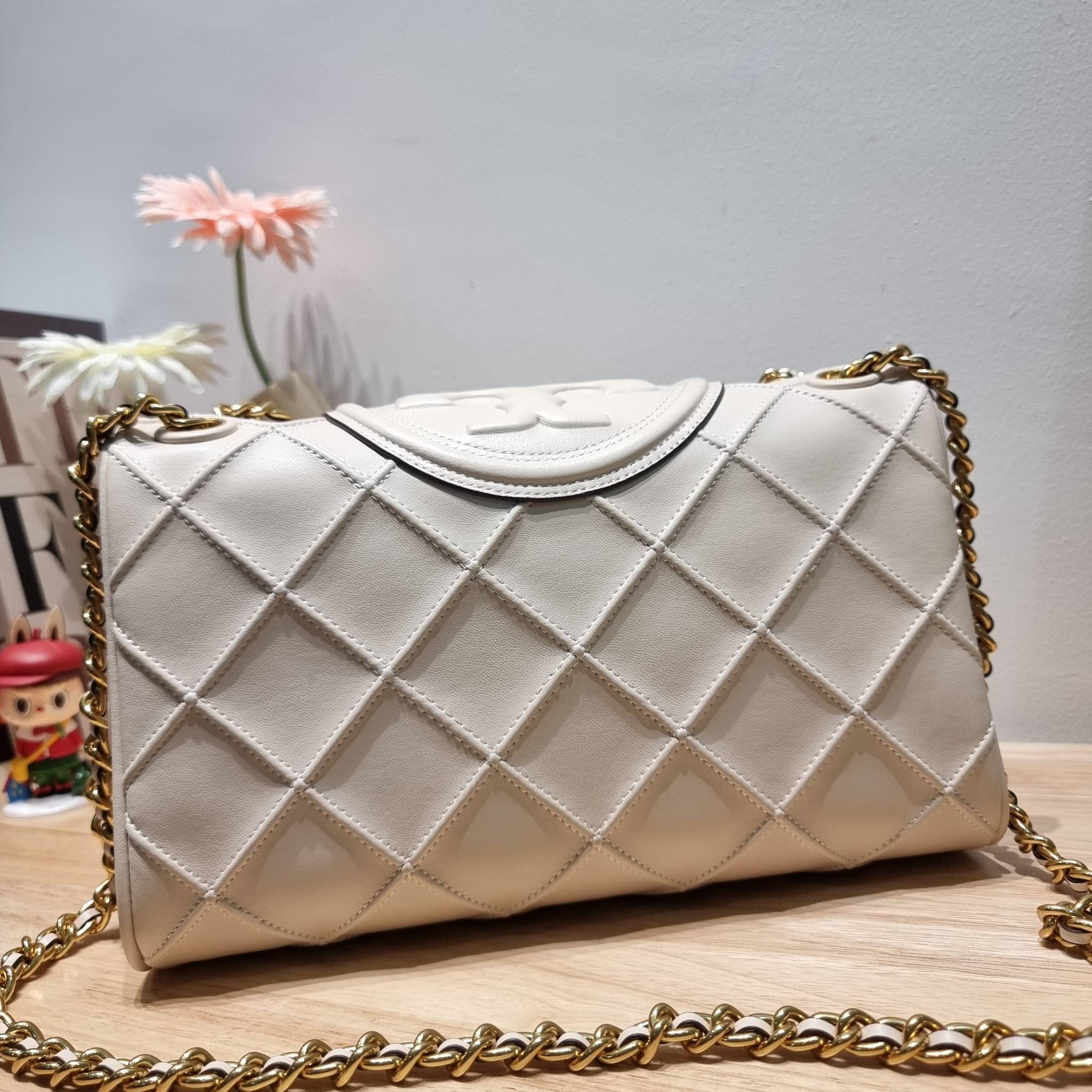 TORY BURCH FLEMING SOFT CONVERTIBLE SHOULDER BAG รุ่นหายาก กับดีไซน์ใหม่ล่าสุด มาพร้อมเสิร์ฟความสวยถึงบ้านไปเลย กับกระเป๋าสะพายไหล่ขนาดกำลังสวย หนังแท้นิ่มเต็มใบ สัมผัสสบายมือ