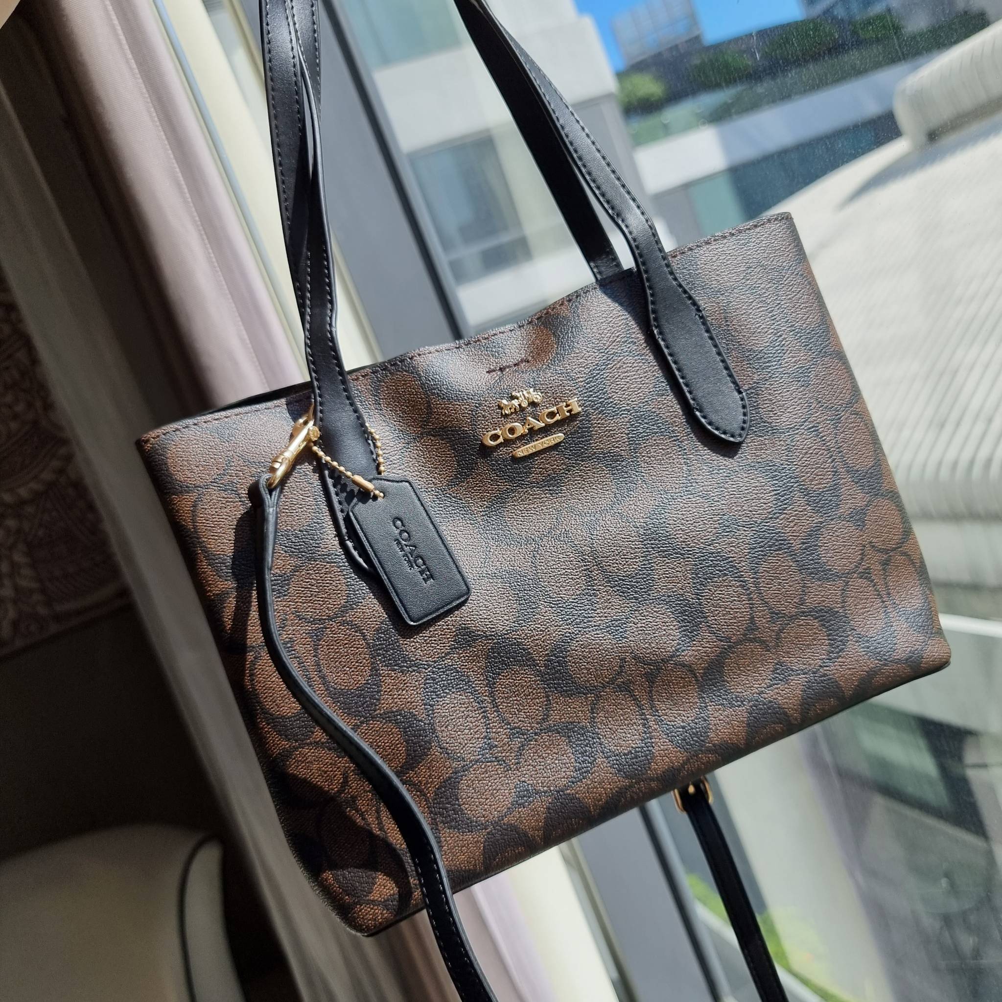 OUTLET 】COACH 73293 MINI AVENUE CARRYALL IN SIGNATURE CANVAS กระเป๋าสะพายรุ่นคลาสสิค คัมแบคแล้วจ้าแม่!! ไซส์กำลังสวย วัสดุหนังแคนวาสคุณภาพดี ด้านข้างเก็บทรงได้ เปิด-ปิดด้วยกระดุมแม่เหล็ก ใช้งานง่าย มีช่องซิป ใบนี้เห็นเล็กๆ แต่จุได้เยอะพอสมควรเลยน้า ɣ