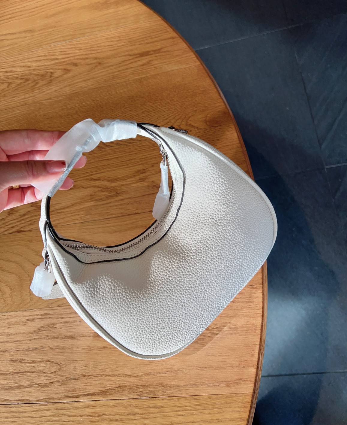 COACH CARMEN MINI CROSSBODY BAG กระเป๋ารูปทรงพระจันทร์โค้งมน น่ารักน่าใช้มากๆ!! เกรดท็อปออริ เกรดดีสุด สลับแท้ 1:1 ใช้ต่างประเทศได้