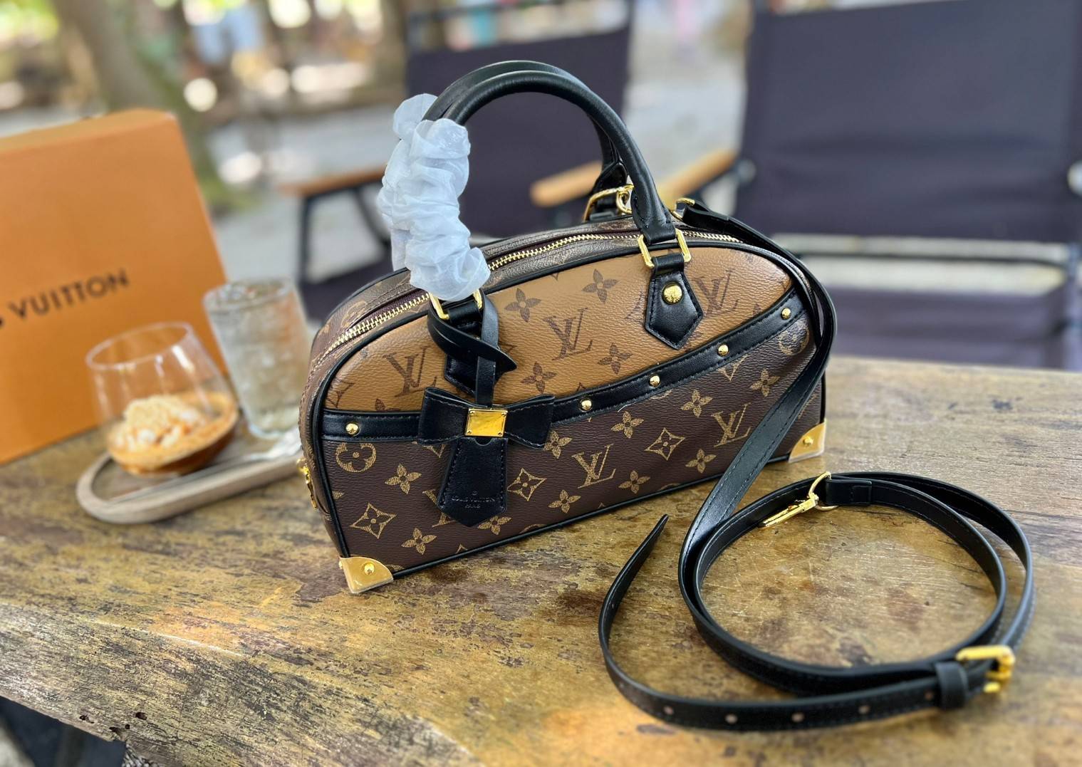 ORI หนังแท้ | LV x TM Handbag East West Murakami ซีซั่นนี้จะเป็นรุ่นไหนไปไม่ได้นอกจากรุ่นใหม่ล่าสุด พิมพ์ลายโมโนแกรมทั้งใบทรงล้ำสมัย หนังแท้นิ่มอย่างดี ประดับด้วยหมุดโลหะสีทองสุดหรูค่ะ