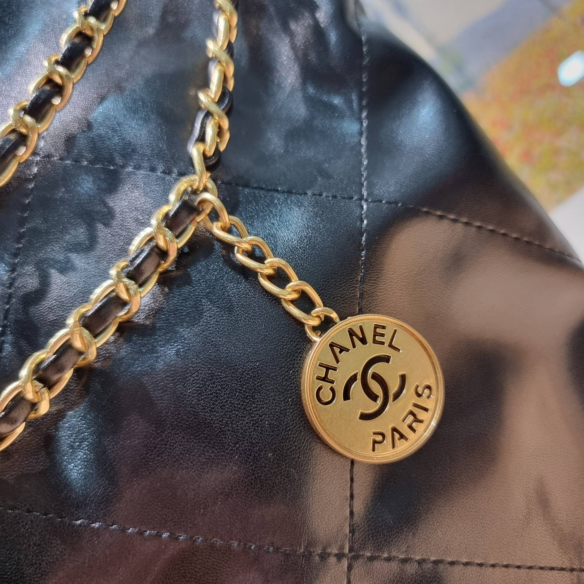 Chanel ss22 Logo CC shopping tote / Chanel 22 handbag มาแรงที่สุดในตอนนี้ก็คือรุ่นนี้เลย ใช้งานง่ายรุ่นนี้สามารถใช้ได้ทั้งผู้หญิงและผู้ชายน้า เกินต้านที่สุดกับไอเท็มนี้ ที่สาวๆหรือใครๆก็ต้องมีแล้ว!! แค่เห็นก็หลงรัก กระเป๋าทรงสวย