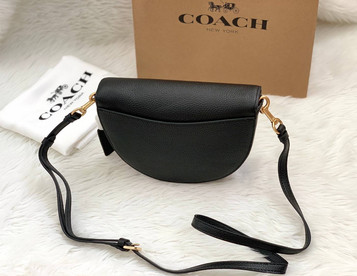 พร้อมส่งที่ไทยครบทั้ง6สีค่ะ 😘 Coach Ellen Crossbody In Signature ((C1432)) กระเป๋าทรงฮาฟมูนรูปทรงคลาสสิก ออกแบบให้มีลักษณะโค้งมน ไม่ดูเป็นทรงแข็งจนเกินไป ดีไซน์และสีของกระเป๋ายังเรียบง่าย เข้าได้กับทุกชุด สะพายครอสบอดี้ร์//สะพายข้าง หรือถือแบบคลัท