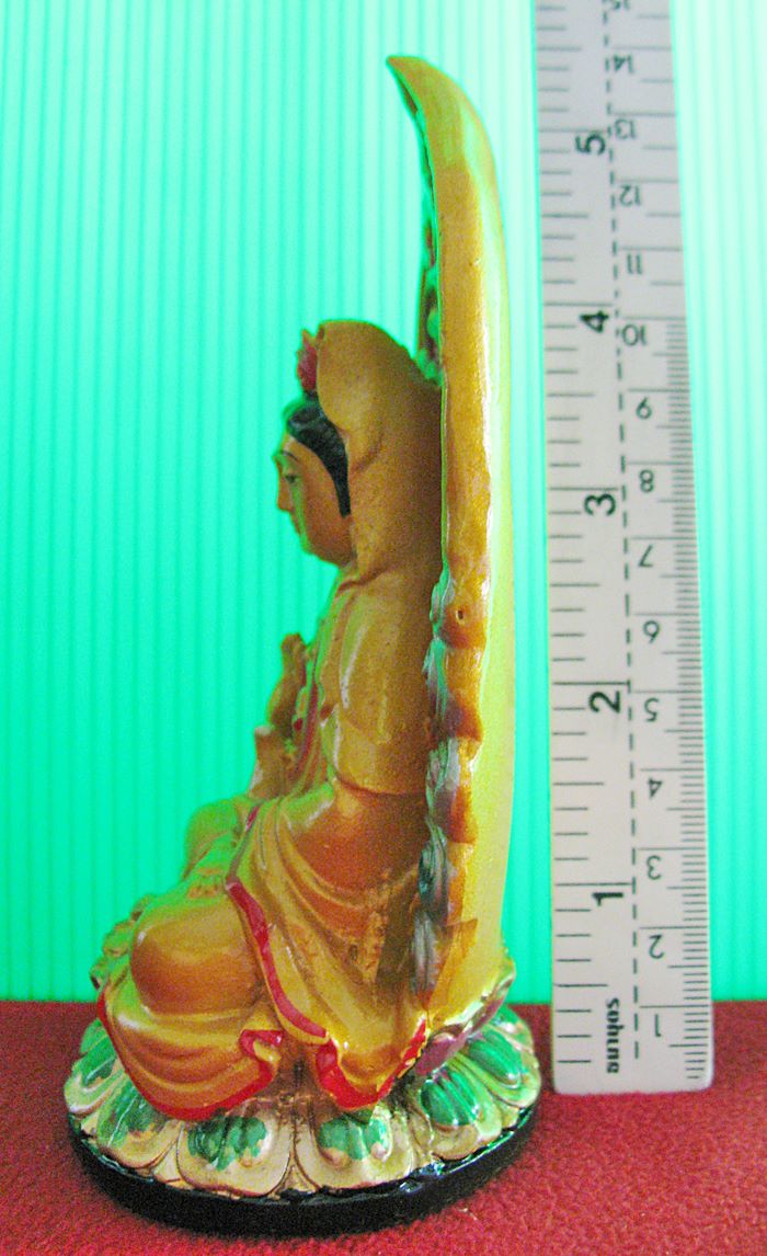 องค์เจ้าแม่กวนอิมนั่งประทานพรประทับบนดอกบัวถือคนโทน้ำทิพย์ค่ะ