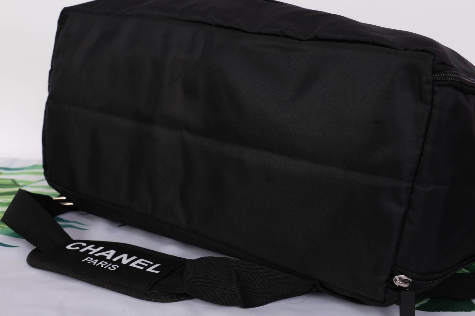 Chanel Authentic VIP Gift Bag Duffle Gym Travel สินค้าเป็นของแท้ รุ่นใหม่ จากเค้าเตอร์เครื่องสำอาง/น้ำหอมของแบรนด์- Chanel vip gift bag ของแท้ 100% ใช้เป็นกระเป๋าเดินทาง/ไปฟิตเนส ไปยิมหรือต่างจังหวัดได้สบายเลยค่ะ หัวซิปปั้มโลโก้ ด้านในเป็นช่องกว้าง และช่อ