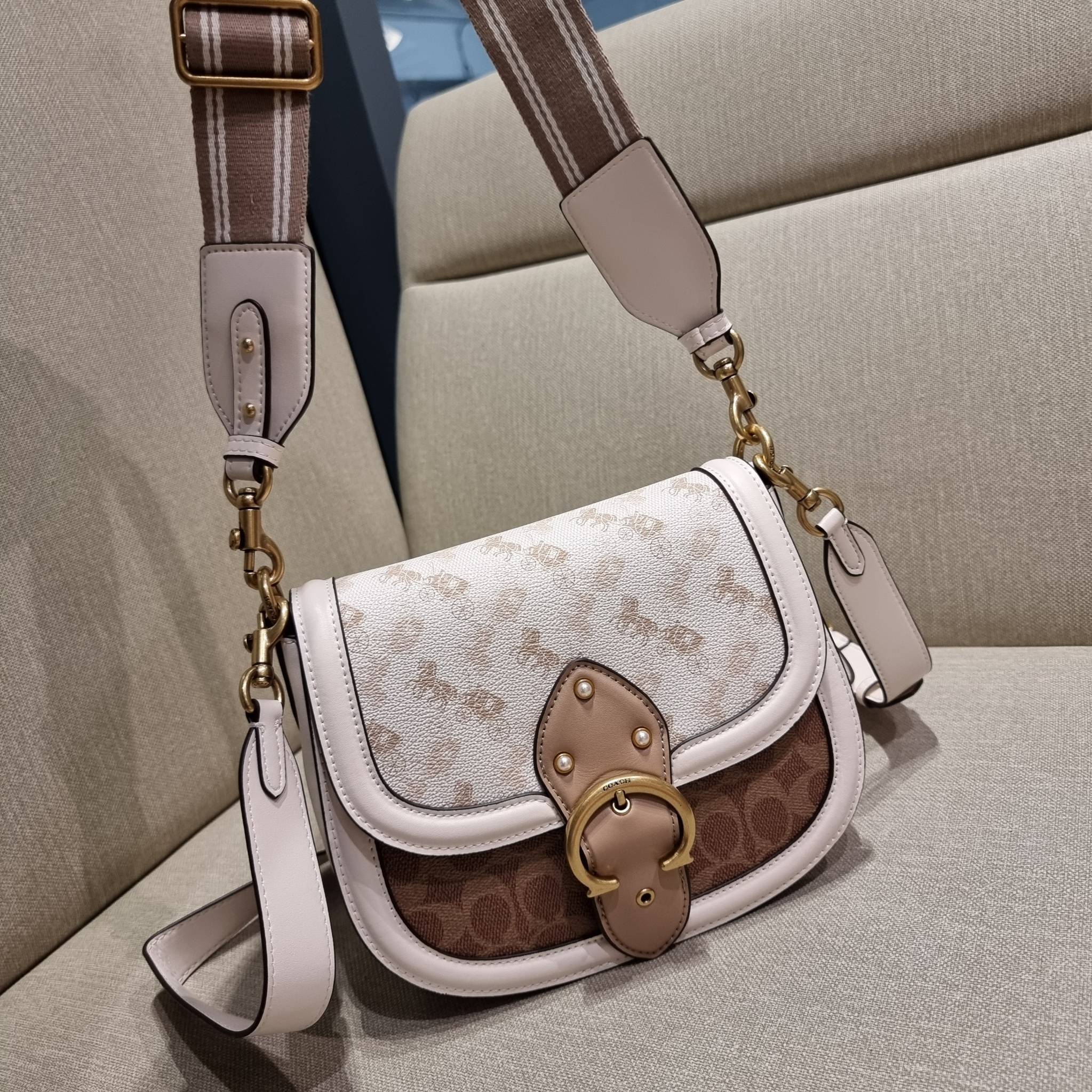 COACH C3837 BEAT SADDLE BAG WITH HORSE AND CARRIAGE PRINT The best item! ที่สาวๆรอคอย! ฮอตไฟลุก! สีหายาก ละมุนคุณหนู คอลเลคชั่นใหม่ ดีไซน์หรูหรา พิเศษมากๆมาพร้อมสายสะพาย 2 เส้น ใช้คู่กันหรือแยกสะพายก็สวยครบสูตร กระเป๋าสะพายทรง saddle คลาสสิค เปิด-ปิดด้วยก