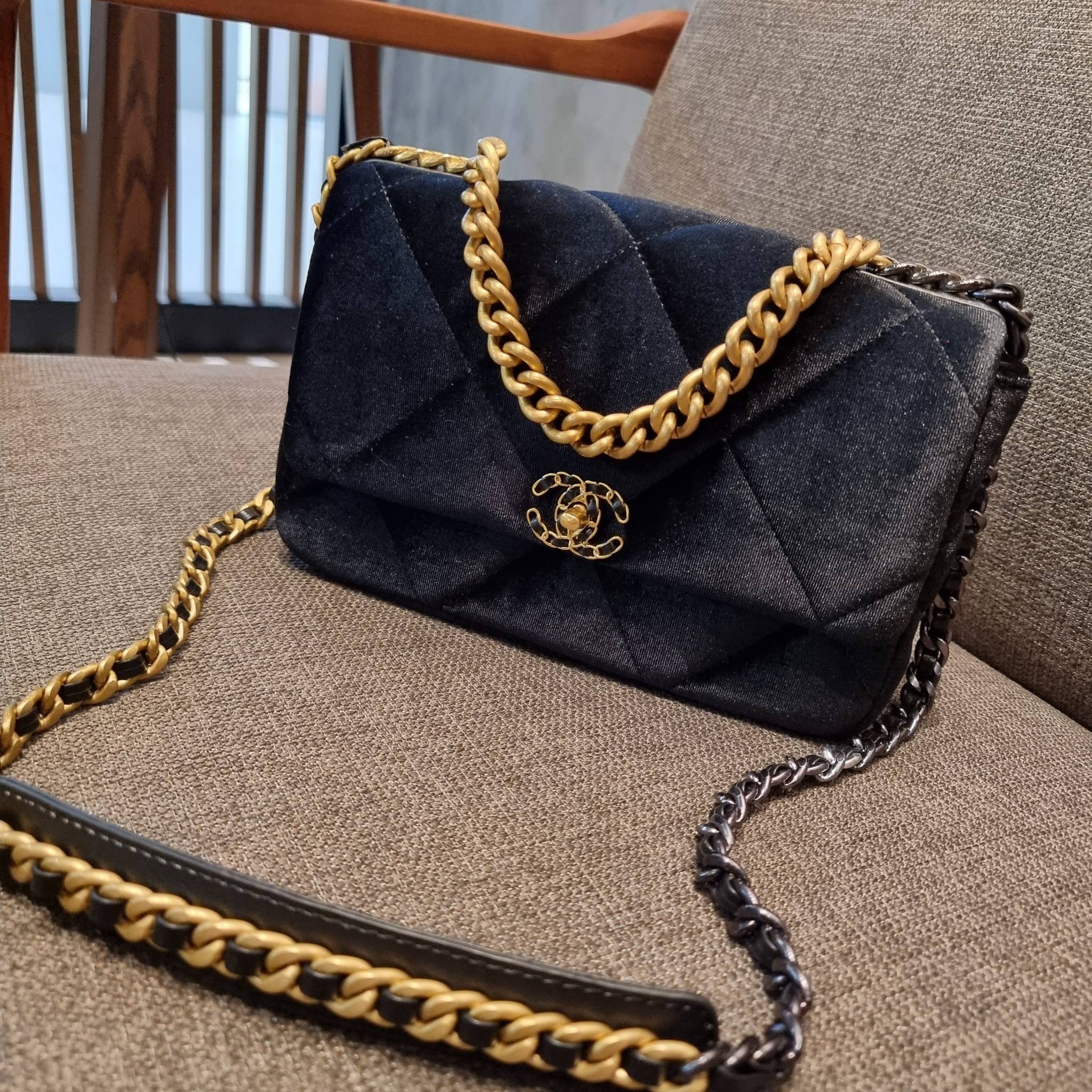 ไม่มองไม่เหลียวไม่ได้แล้ว!! ความหรูที่โดดเด่นจากผ้ากำมะหยี่ สร้างดีเทลผู้ดี ลูกคุณมากๆ Chanel vip boutique กระเป๋าสะพายจาก duty free ในราคาสุดประหยัด!! ดีไซน์เลิศ ตกแต่งด้วยโซ่ทูโทน ลงตัวแบบไม่มีที่ติ เปิด-ปิดด้วยตัวบิดล็อค ภายในโล่งกว้าง ใส่กระเป๋าสตางค์