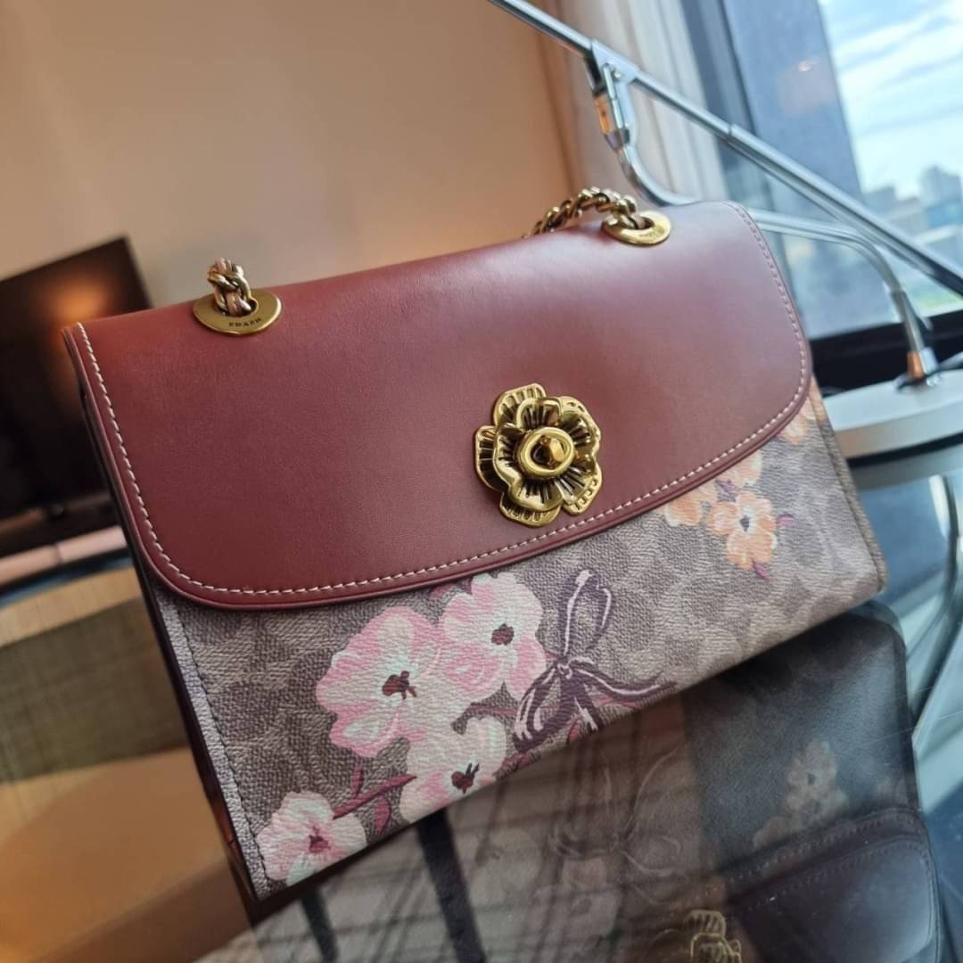 COACH 54649 PARKER IN SIGNATURE CANVAS WITH PRAIRIE FLORAL PRINT กลับมาอีกครั้ง!! กับไอเท็มสุดฮ็อต ที่สาวๆตามหากันนักหนา จัดมาแบบจุใจไปเลย ความสวยแซ่บไม่ต้องพูดเยอะ วัสดุหนังแคนวาสสลับหนังเรียบสวยคม พร้อมดีไซน์ลายดอกไม้โดดเด่น เปิด-ปิดง่ายด้วยตัวบิดล็อค ภ