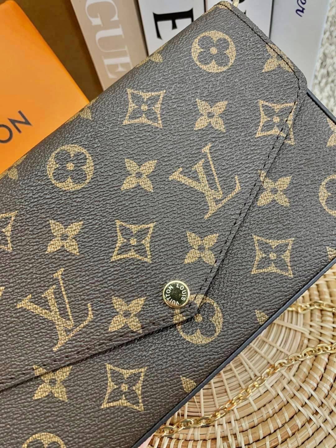 เน้นใช้งานได้จริงในชีวิตประจำวันค่ะ Louis vuitton felicie pochette พร้อมส่ง ซื้อ1ได้ถึง3!! มีไม่มาก หมดแล้วหมดเลยจ้าา! Premium gift จาก LV กระเป๋าสะพายข้างหรือถือแบบคลัทออกงาน หนังแกะแท้สวยงามค่ะ เปิดปิดกระเป๋าแบบกระดุม ภายในสามารถใส่มือถือได้ทุกรุ่น;พาสป