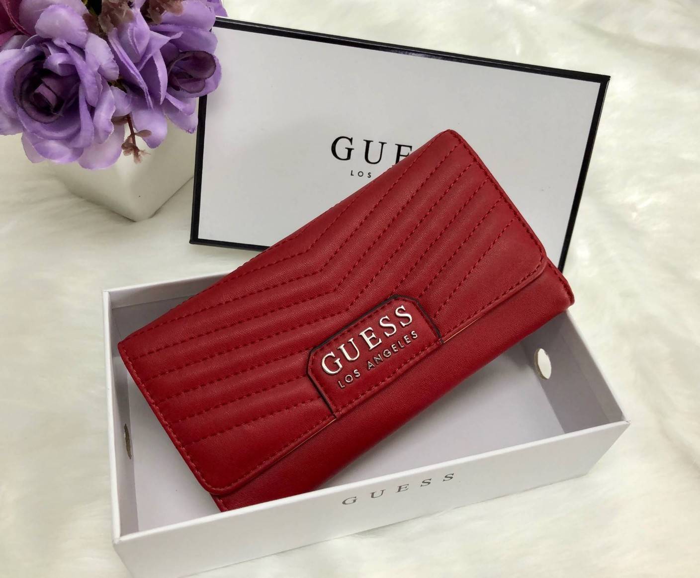 GUESS FACTORY WOMEN'S WALLET กระเป๋าสตางค์ใบยาว3พับดีไซน์สวยรุ่นใหม่ล่าสุดวัสดุหนังนิ่มขึ้นลายริ้วด้านหน้าประดับโลโก้แบรนด์สวย เปิดปิดด้วยฝาปิด ภายในมีทั้งช่องใส่รูป ช่องใส่ธนบัตร แบงก์พัน และช่องใส่บัตรหลายช่องแยกเป็นสัดส่วน ภาพถ่ายจากสินค้าจริงสวยน