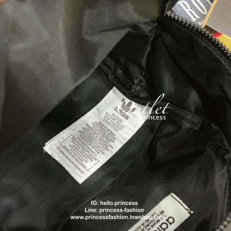 Adidas Nylon Mini Backpack กระเป๋าเป้สะพายหลัง ขนาดmini เปิดซิปเดียวด้วยวัสดุNylon น้ำหนักเบา เปิดปิดด้วยหัวซิปเดียว ภายในใส่กระเป๋าสตางค์ยาวได้ เพิ่มช่องซิปด้านหน้าอีก1ช่อง อีกหนึ่งตัวเลือกของสาวๆที่กำลังมองหาเป้ขนาดมินิไปเที่ยวเลยคร้า!!