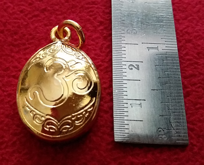 สินค้าหมดค่ะ ล็อกเก็ตพระพิฆเนศปางหริทราคณปติ(ปางรวยเสน่ห์-รวยทรัพย์)พื้นสีส้มหลังโอมเลี่ยมทองไมครอนพร้อมใบคาถาค่ะ