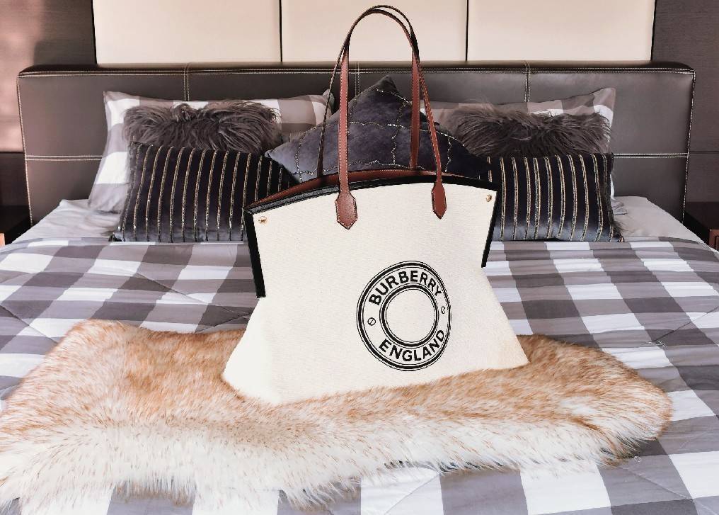 พรีเมี่ยมกิ๊ฟแท้ 100% 】BURBERRY FRAGRANCES TOTE BAG VIP GIFT WITH PURCHASE (GWP) พรีเมี่ยมกิ๊ฟ Limited Edition จาก BURBERRY PERFUME รุ่นหายาก วัสดุ Cotton & Canvas & Leather ดีไซน์สวยประดับกระดุมแบรนด์สีทองหรูที่มุมปากกระเป๋าทั้งสองฝั่ง