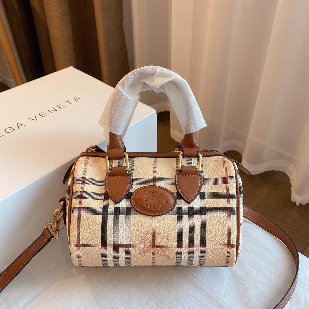 BURBERRY MINI PILLOW VINTAGE BAG Limited Edition วัสดุหนังPVC หนังนิ่ม เปิดปิดด้วยซิปยาวที่จับหนัง ภายในมีช่องใส่ของโล่งกว้าง พร้อมช่องเล็กอีกหนึ่งช่อง สามารถใส่มือถือ กระเป๋าสตางค์สั้น ของจุกจิกได้ มาพร้อมสายสะพายยาวหนังแท้ อะไหล่แบรนด์สีทองวินเทจ Rare i