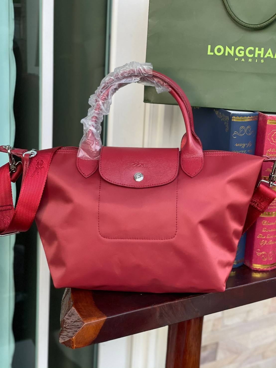 ของแท้ 💯% Longchamp LE PLIAGE NÉO TOP HANDLE BAG (small size) อีกหนึ่งรุ่นยอดนิยม ที่สาวๆ ต้องมีไว้เก็บไว้สักใบ กระเป๋าโท้ทใบนี้ มาพร้อมกับสีที่มีสไตล์เรียบง่าย
