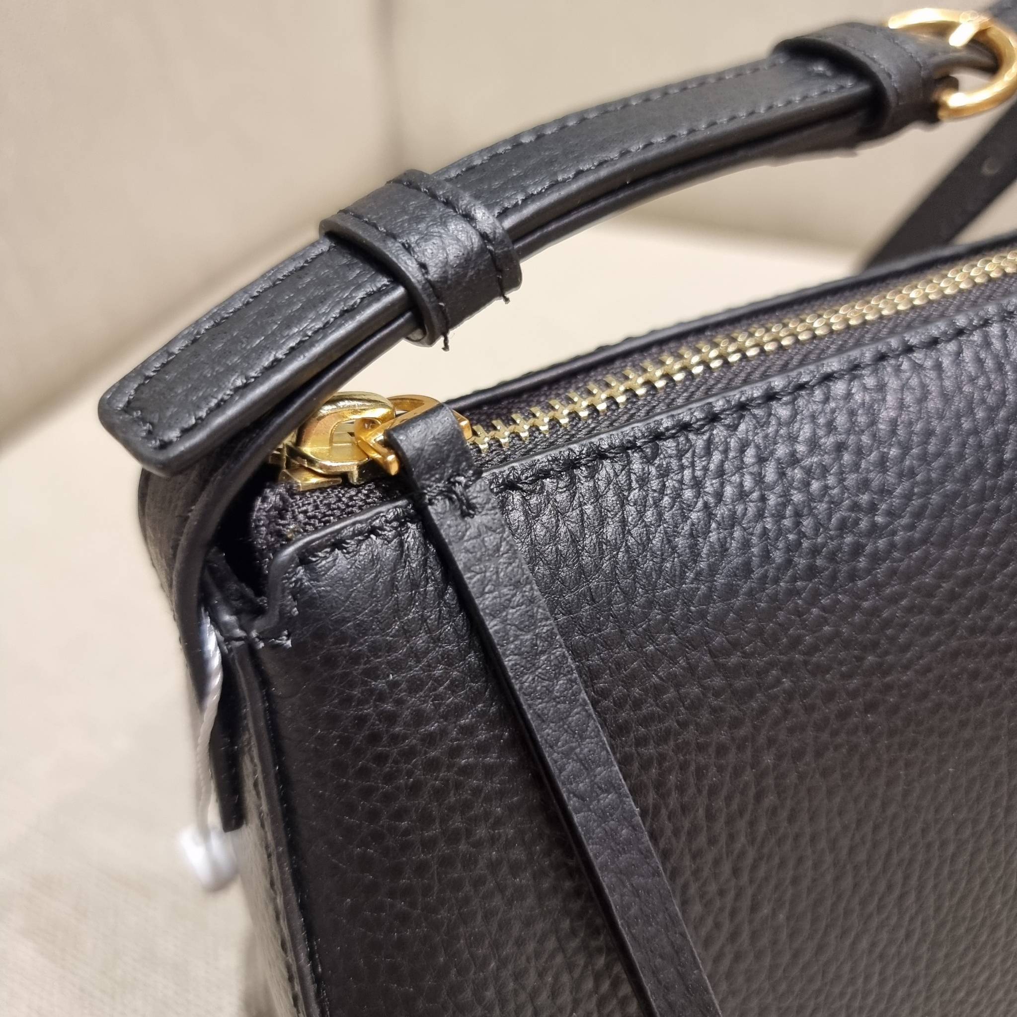 TORY BURCH MCGRAW WEDGE กระเป๋าสะพายไหล่ ทรงสวยไม่ซ้ำ ไม่เกร่อ!! สะดวกใช้งาน ดีไซน์เรียบแต่แฝงความหรู และคลาสสิคในตัว วัสดุหนังลูกวัว สัมผัสดี สวยคม เปิด-ปิดด้วยซิป ภายในเป็นช่องโล่ง มีช่องย่อยเก็บบัตร มาพร้อมสายสะพายในตัว ปรับได้อีกเล็กน้อย ไอเท็มนี้เหมา