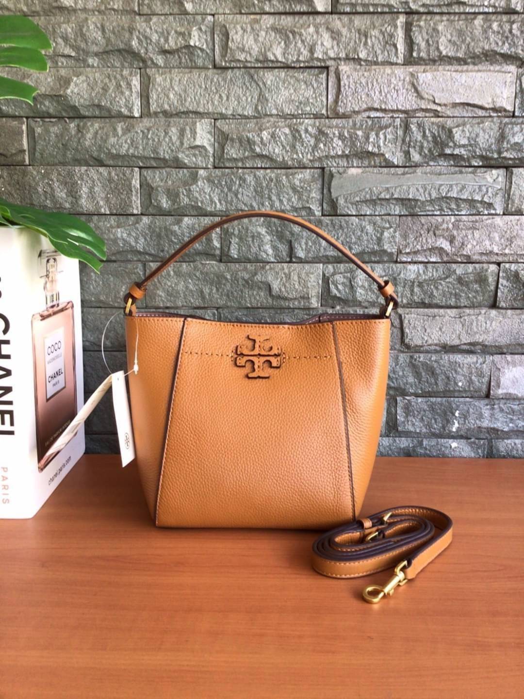 คอลเลคชั่นขายดี มากี่รอบๆ ก็หมดไวทุกรอบ!! TORY BURCH MCGRAW MINI BUCKET BAG กระเป๋าสะพาย และ ถือ คล้องแขน ทรงถัง สะพายได้ 2 ทรง ผลิตจากหนังแท้ หนังลูกวัว หนังนุ่ม หนังหอม น้ำหนักเบามากกก!! หนังลื่น นิ่มสวยมากๆ!! ด้านหน้าประดับโลโก้แบรนด์ ภายในโล่งกว้าง มี