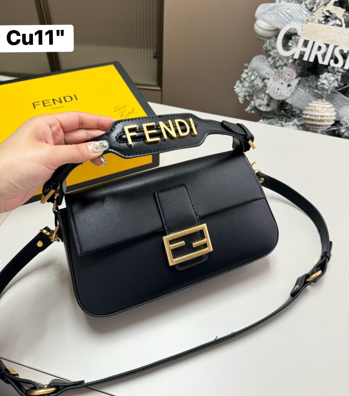 FENDI Baguette Leather Bag กระเป๋าสะพายทรงแบคเกตต์ หนังเรียบสวย อีกหนึ่งรุ่นใหม่ ปังไม่ไหวจ้าแม่!! เรียบหรูและคลาสสิคในตัว มาพร้อมสาย 2 แบบ สำหรับคล้องแขน และสายครอสบอดี้