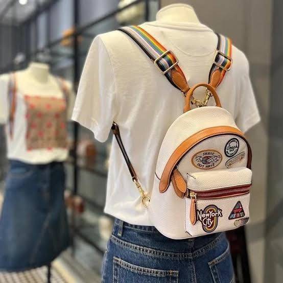 COACH CHARTER BACKPACK WITH PATCHES กระเป๋าเป้สะพายรุ่นนี้เป็นส่วนหนึ่งของ Coach Pride Collection ซึ่งเป็นการเฉลิมฉลองความเสมอภาค ความหลากหลาย และการแสดงออกถึงตัวตนที่แท้จริงภายในชุมชน LGBTQIA+ ในเดือนนี้และทุกเดือน กระเป๋าเป้ใบเล็กใบนี้เป็นรูปทรงย้อนยุคพ