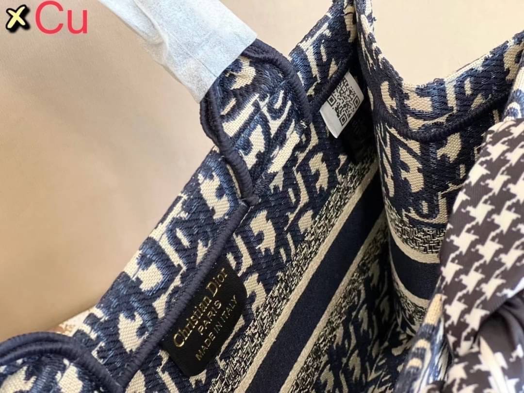 DIOR SMALL BOOK TOTE กระเป๋าสะพายทรงโท้ท สวยคลาสสิคขนาดกำลังดี พกพาสะดวก ใช้งานง่ายสุดๆ วัสดุงานทอละเอียดคุณภาพดี ภายในเป็นช่องโล่ง ใบจริงงานสวยเกินเบอร์!! สวยงามเกินราคา ไม่ผิดหวังจ้า