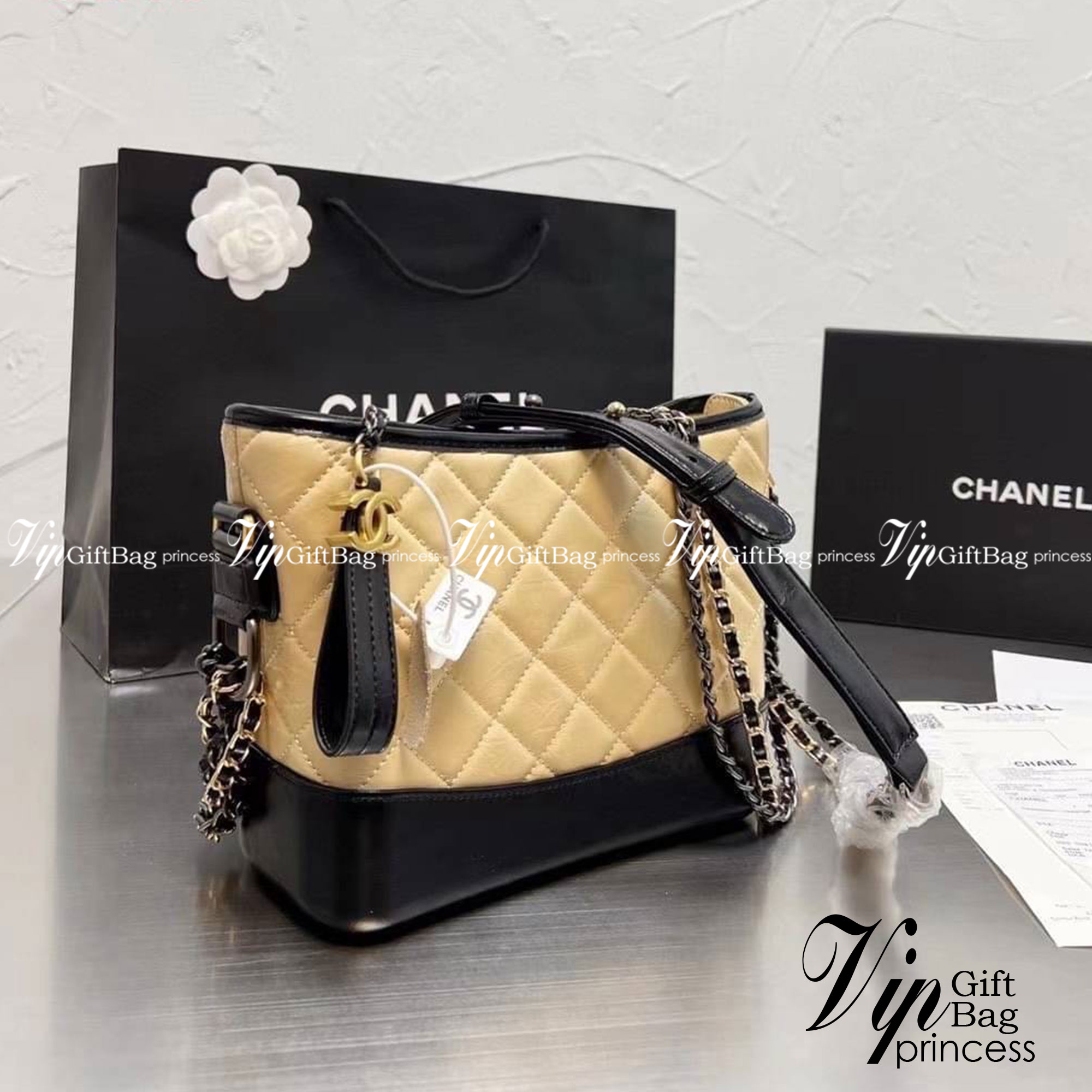 CHANEL SHOULDER BAG / CHANEL GABRIELLE HOBO BAG มี 2 size 8" 10" กระเป๋าสะพายข้าง/ไหล่ หนังนิ่ม หรู มาพร้อมพวงกุญแจสัญลักษณ์แบรนด์ อะไหล่พร้อมโซ่สะพายสีทองสลับเงิน สามารถสะพาย crossbody หรือสะพายไหล่ได้หมด สะพายแล้วขับผิวมากๆ