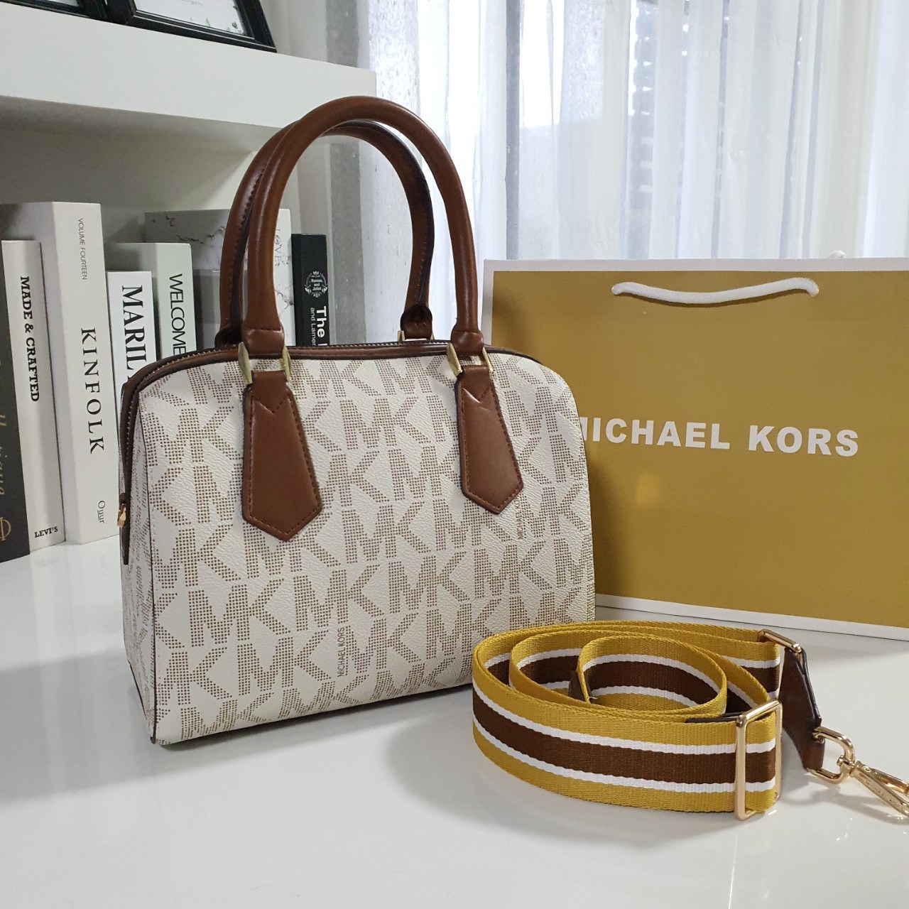 MICHEAL KORS HAYES DUFFLE BAG กระเป๋าสะพายทรงหมอนยอดฮิต ขนาดกลาง วัสดุหนังสังเคราะห์ปั้มลาย MK ทั้งใบ สวยอยู่ทรง ประดับโลโก้แบรนด์ด้านหน้า ด้านในบุผ้าไนลอน มีช่องซิปอีกหนึ่งช่อง สามารถใส่กระเป๋าสตางค์ใบยาว มือถือ iphone เงิน ของจุกจิกได้ มาพร้อมแท็กห้อยสุ
