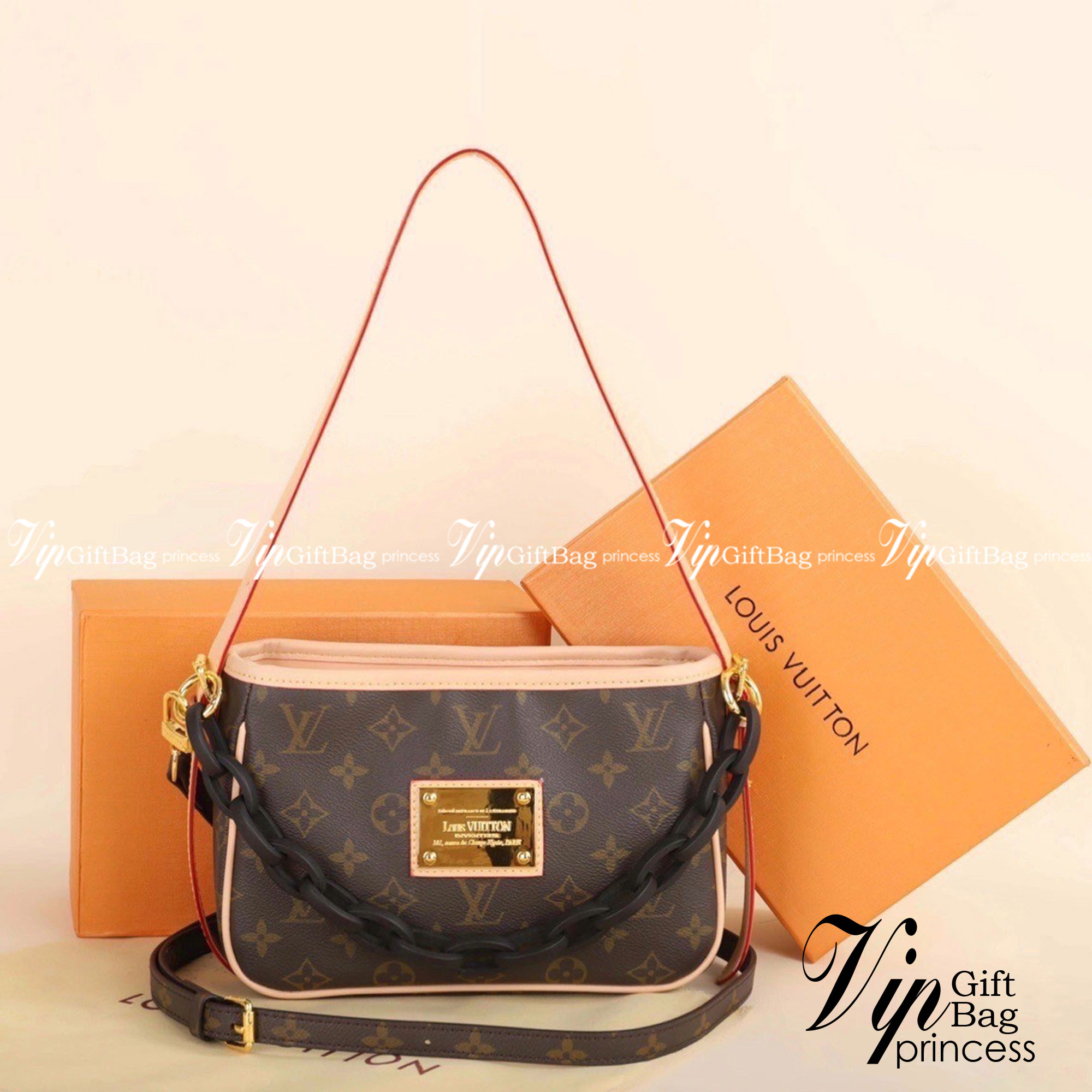 LV CROSSBODY BAG / LV POCHETTE Bag รุ่นใหม่ล่าสุด กระเป๋าสะพายงานหรูหราและมีสไตล์ สวยปังมั้ยไหว ใบจริงสวยมากกกก ได้สวยก่อนใคร ต้องจัดแล้วจ้าคอลเลคชั่นใหม่ล่าสุด ดีไซน์ไซส์กะทัดรัด เหมาะกับการเก็บของสำคัญของสาวๆ ได้อย่างมั่นใจ สะพายได้แบบคล่องตัว ทรงสวย ให