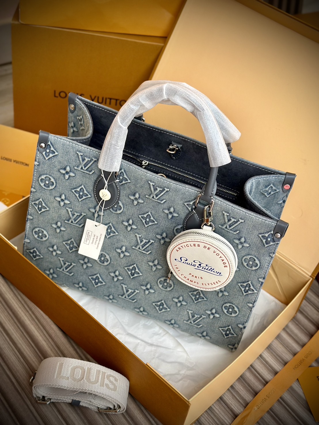 LV Onthego Denim Vintage Tote Bag กระเป๋าทรงโท้ทเดนิมสไตล์วินเทจ รุ่นใหม่ปั้มลายโมโนแกรมบนเดนิมสุดไอคอนิก ที่ใครเห็นต้องเป็นคลั่งรัก ผู้ดี หรูหราได้ทุกลุค ทุกสไตล์