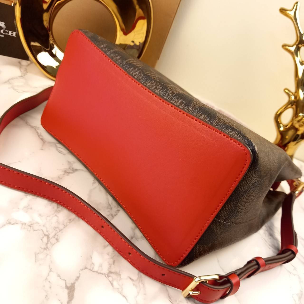 ใบใหญ่ 10" COACH TOWN BUCKET BAG IN SIGNATURE CANVAS (COACH 91512) 🌺 เป็นสีที่ขายดีมากๆ และหายากมากๆด้วย!! //ขนาด 10 นิ้ว ใส่ของได้จุใจ!! //กระเป๋าสะพายข้าง //วัสดุหนังแคนวาสอย่างดี หนังสวย อยู่ทรง มีสายสะพายยาว ใช้สะพายเป็นคลอสบอดี้ได้ สายยา