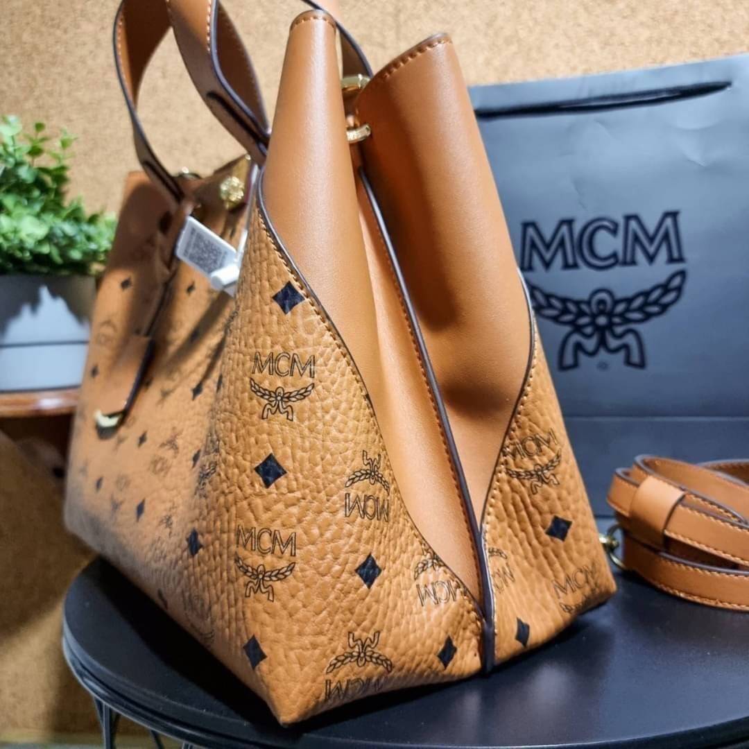 M.C.M ESSENTIAL TOTE IN VISETOS ความจุใจมาพร้อมเสิร์ฟแล้วจ้า ใครที่มองหากระเป๋าทรงโท้ทจุๆ ต้องใบนี้เลย!! กระเป๋าสะพายไหล่/ข้าง ดีไซน์ทรงสวยน่าใช้ วัสดุหนังแคนวาสสลับหนังแท้ ปากกระเป๋ามีตัวบิดล็อคแน่นหนากันของหล่นออกจากกระเป๋า ภายในโล่งกว้าง แบ่งสัดส่วนอย่