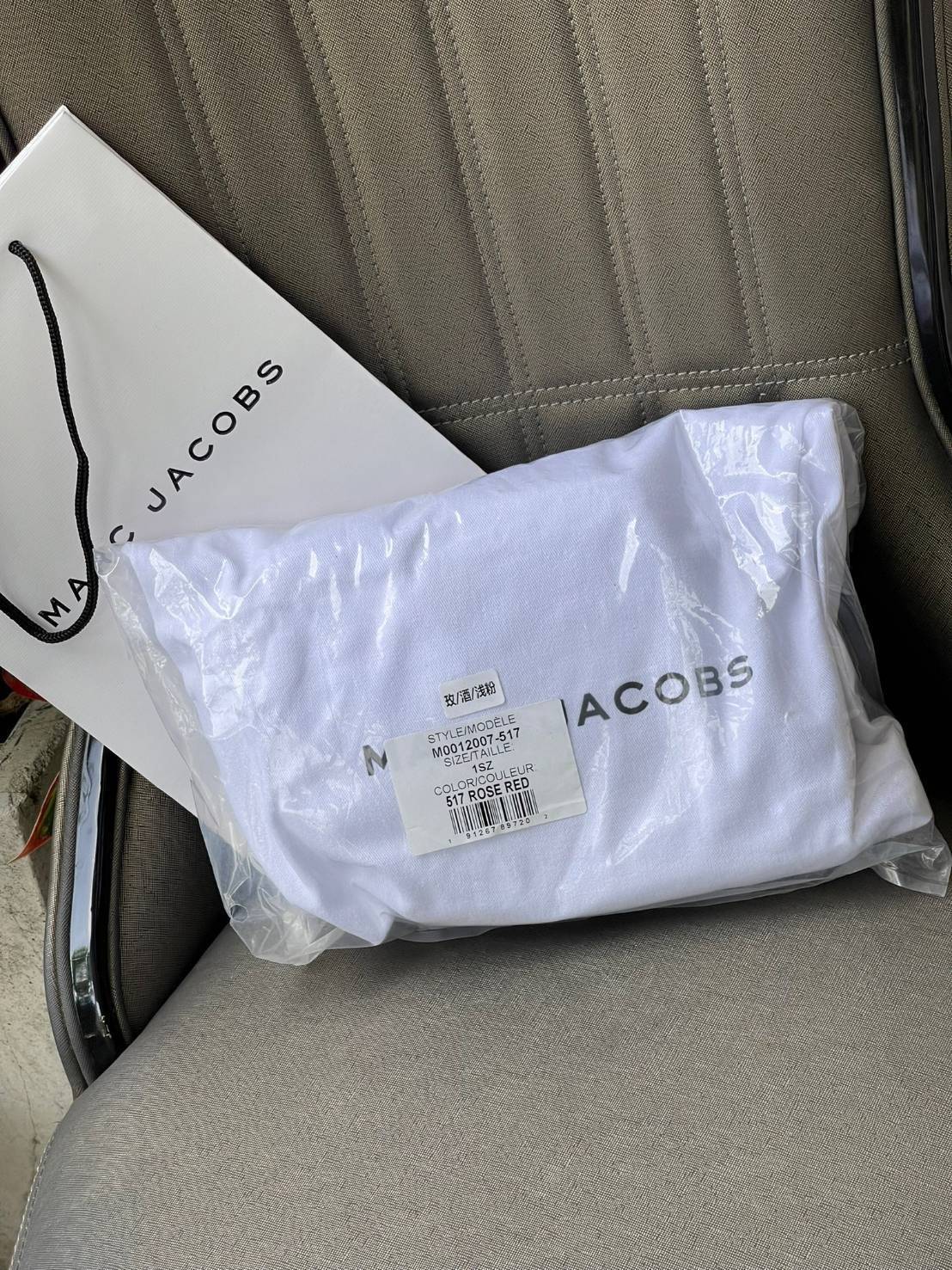 Marc Jacobs Snapshot Bag กระเป๋าแบรนด์ดังจากสัญชาติอเมริกัน นับได้ว่ารุ่นนี้เป็นรุ่นทรงฮิตเลยทีเดียว โดยด้านหน้ากระเป๋าจะเป็นโลโก้แบบโลหะที่เป็นสัญลักษณ์ของแบรนด์นี้ มาพร้อมสายสะพายที่จะสะพายยังไงก็ดูโดดเด่น เพราะขนาดใหญ่ที่สกรีนตัวอักษรโลโก้ ในรูปแบบต่าง