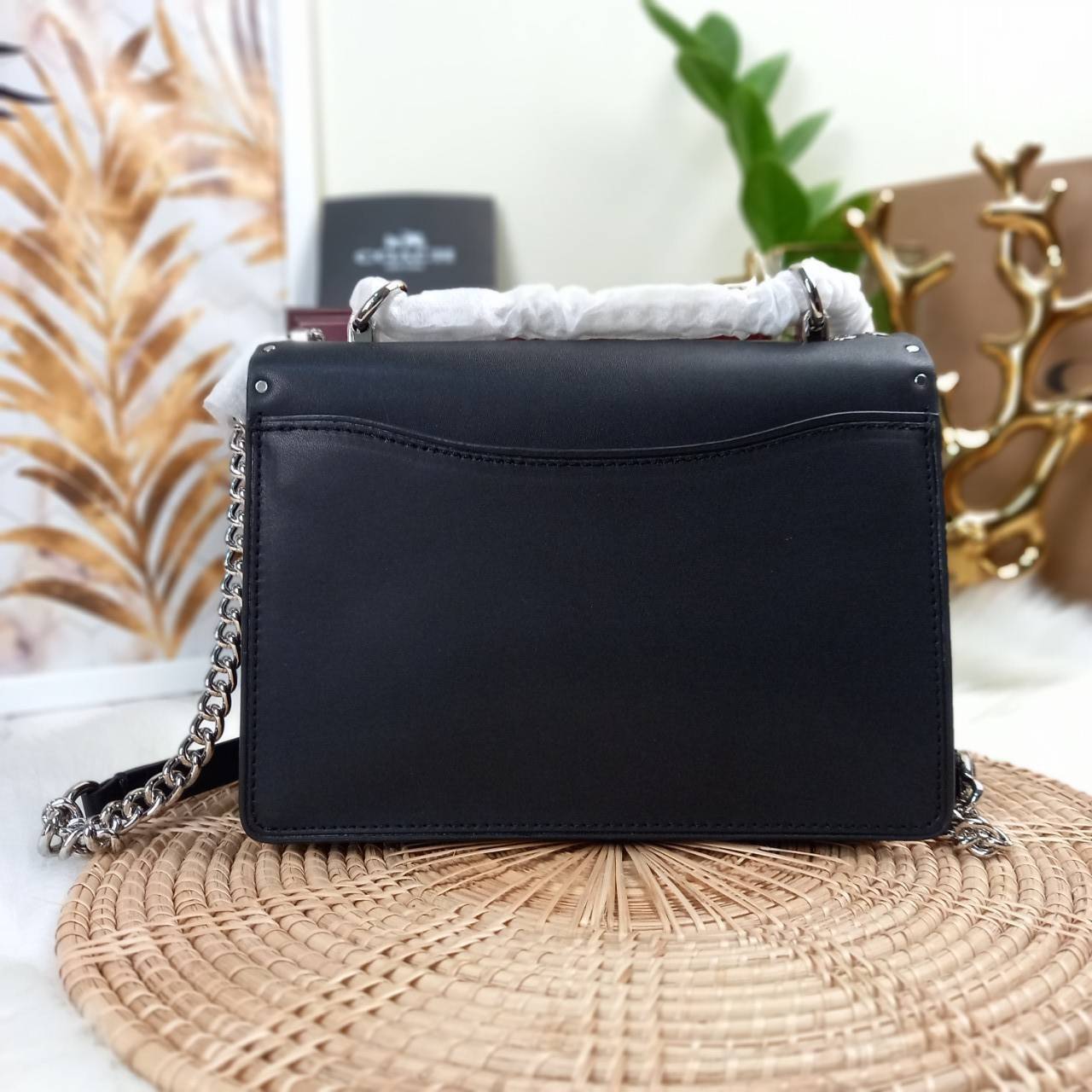 COACH KLARE CROSSBODY IN SIGNATURE CANVAS WITH RIVETS (90400) กระเป๋าถือ กระเป๋าสะพาย รูปทรงสวยงามสุดคลาสสิค แมทท์ง่ายเข้าได้กับทุกลุค แอบกระซิบดังๆนิดนึงว่า! ใบจริงสวยม๊ากก!!// วัสดุแคนวาส ผสมหนังแท้ อยู่ทรง รูปทรงสวยม๊ากก!// ด้านในแบ่งช่องให้ถึง 4 ช่อง 