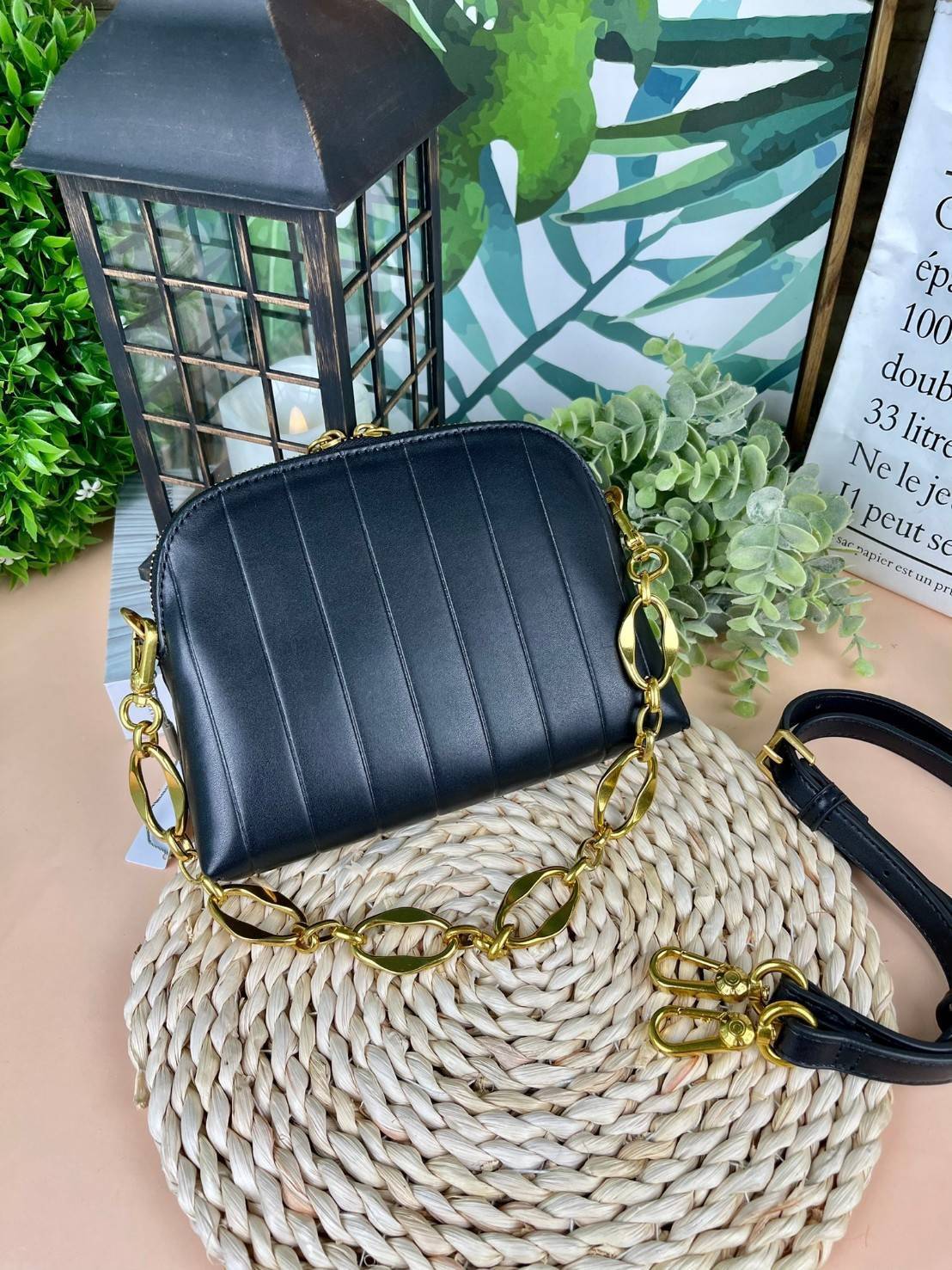 CHARLES & KEITH CHAIN HANDLE PANELLED CROSSBODY BAG กระเป๋าถือ/สะพายข้างทรงสวย วัสดุหนังเรียบแต่งดีไซน์ให้แปลกใหม่โดดเด่น โดยการปั๊มตัวกระเป๋า มีสายโซ่เพิ่มความสง่างามสามารถถือคล้องแขนหรือสะพายไหล่เก๋ๆได้ และยังมีสายสะพายยาวแบบหนังถอดและปรับสายได้อีก 1 เส