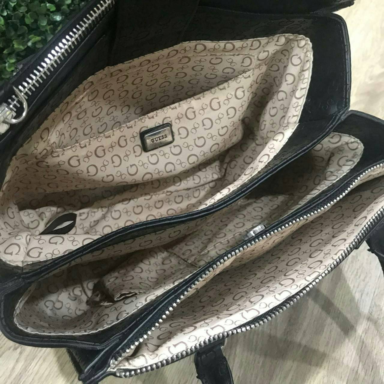 GUESS WOMAN SINGNATURE HANDBAG 2019 กระเป๋าสะพายรุ่นใหม่ล่าสุดจาก GUESS FACTORY หนังสวยอยู่ทรงปั้มลาย Singnature รอบใบ ด้านหน้าประดับโลโก้แบรนด์ ภายในมีโลโก้ ซับในลายแบรนด์ มีช่องแบ่งหลายช่องทั้งช่องซิปและช่องเล็ก ใส่ของแยกเป็นสัดส่วนสะดวกใช้ ขนาดกำลังดีส
