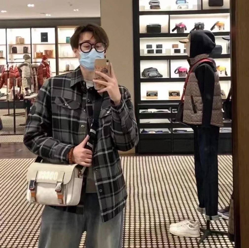 COACH TRACK CROSSBODY IN COLORBLOCK WITH COACH PATCH C6657 C8128 หล่อบอกต่ออีกหนึ่ง กระเป๋าสะพายทรงแมสเซ็นเจอร์ รุ่นเอาใจหนุ่มๆ ที่สาวๆก็อยากใช้!! ด้วยดีไซน์สีคัลเลอร์บล็อคที่โดดเด่น ทำให้ดูน่าใช้งาน วัสดุหนังแท้ สวยคมซ่อนหรู ฝากระเป๋ามีตัวล็อคแน่นหนา เปิ