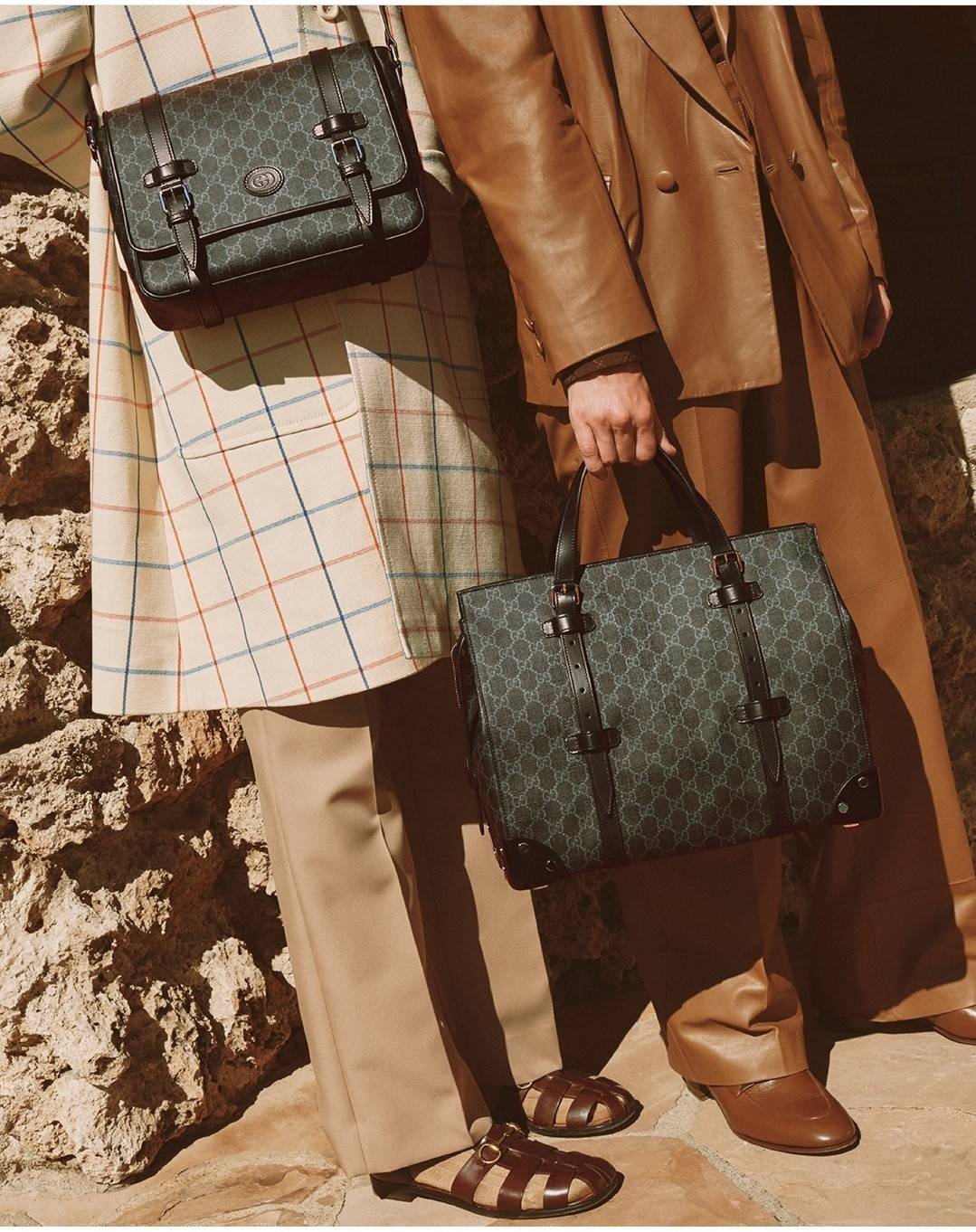 Gucci GG Supreme messenger bag GC MESSENGER VINTAGE BAG กระเป๋าสะพายข้างทรงแมสเซนเจอร์ ย้อนยุค ลุคผู้ดีแบบลูกคุณ ดีไซน์ unisex ใช้ได้ทั้งชายและหญิง พรีเมี่ยมกิ๊ฟวีไอพี วัสดุหนังแคนวาส ใช้งานง่ายด้วยฝาเปิดกระดุมแม่เหล็ก ด้านหลังมีช่องเก็บของจุกจิกได้ ภายใน